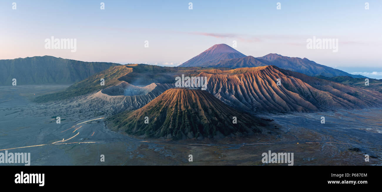 Panoramablick auf Mount Bromo Vulkan, berühmte Reiseziel und touristische Attraktion in Indonesien im Morgen Stockfoto