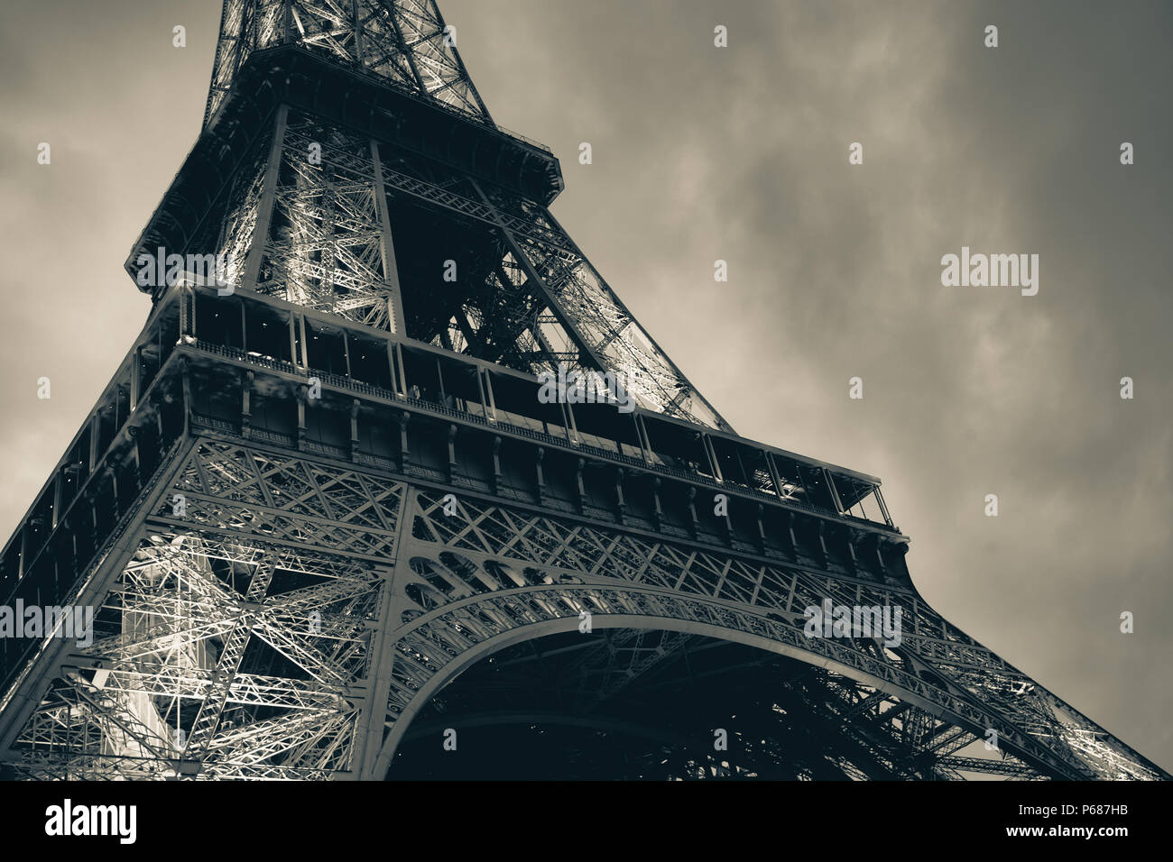 Fragment der Eiffelturm, das populärste Wahrzeichen von Paris, Frankreich. Monochrom blau getönten Foto Stockfoto