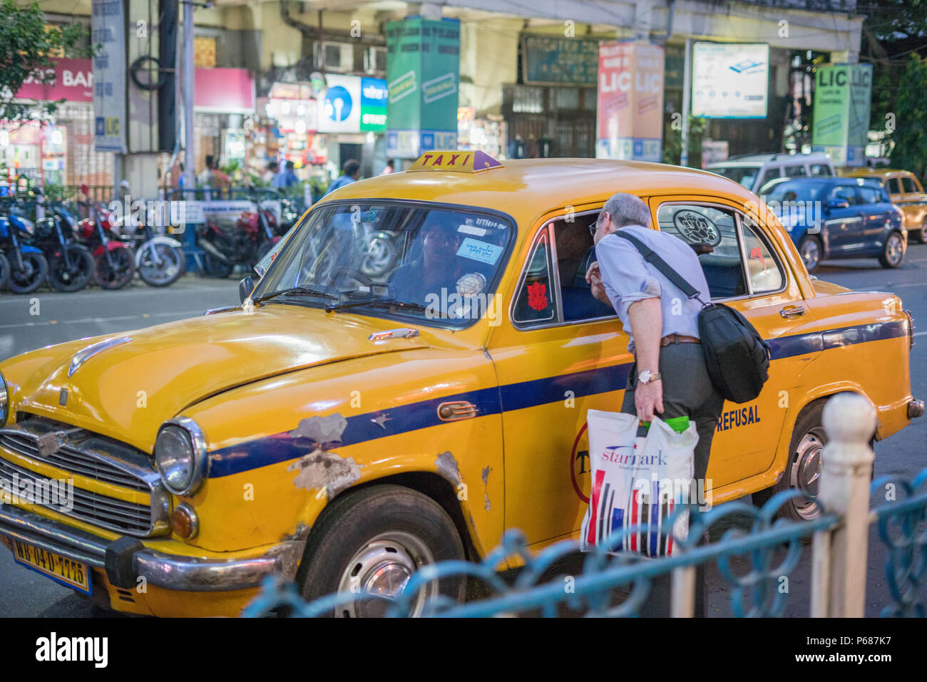 Gelbe Botschafter Taxi - Kolkata, Indien Stockfoto