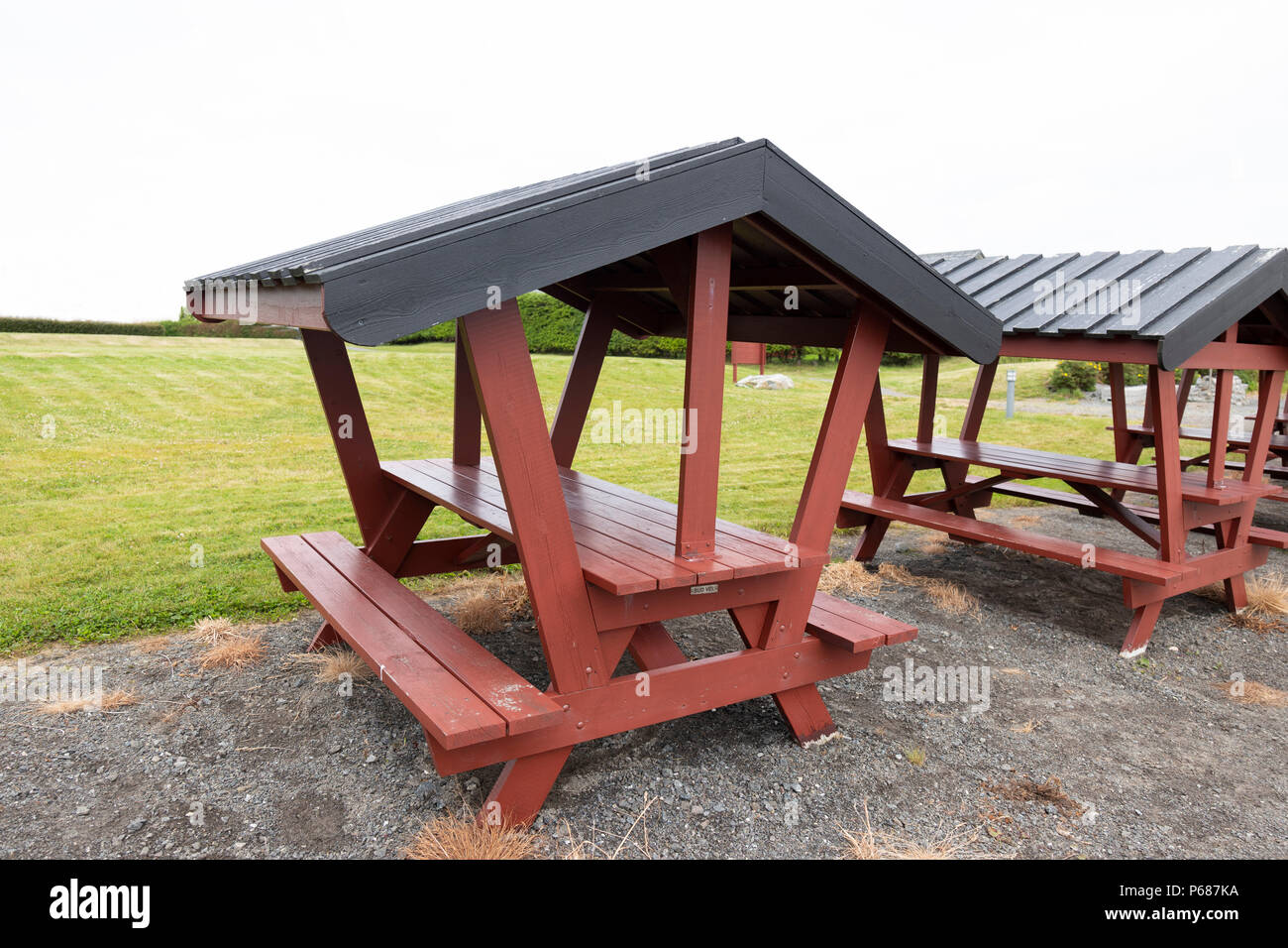 Einige norwegische Picknick Tischen mit einem Dach. Stockfoto