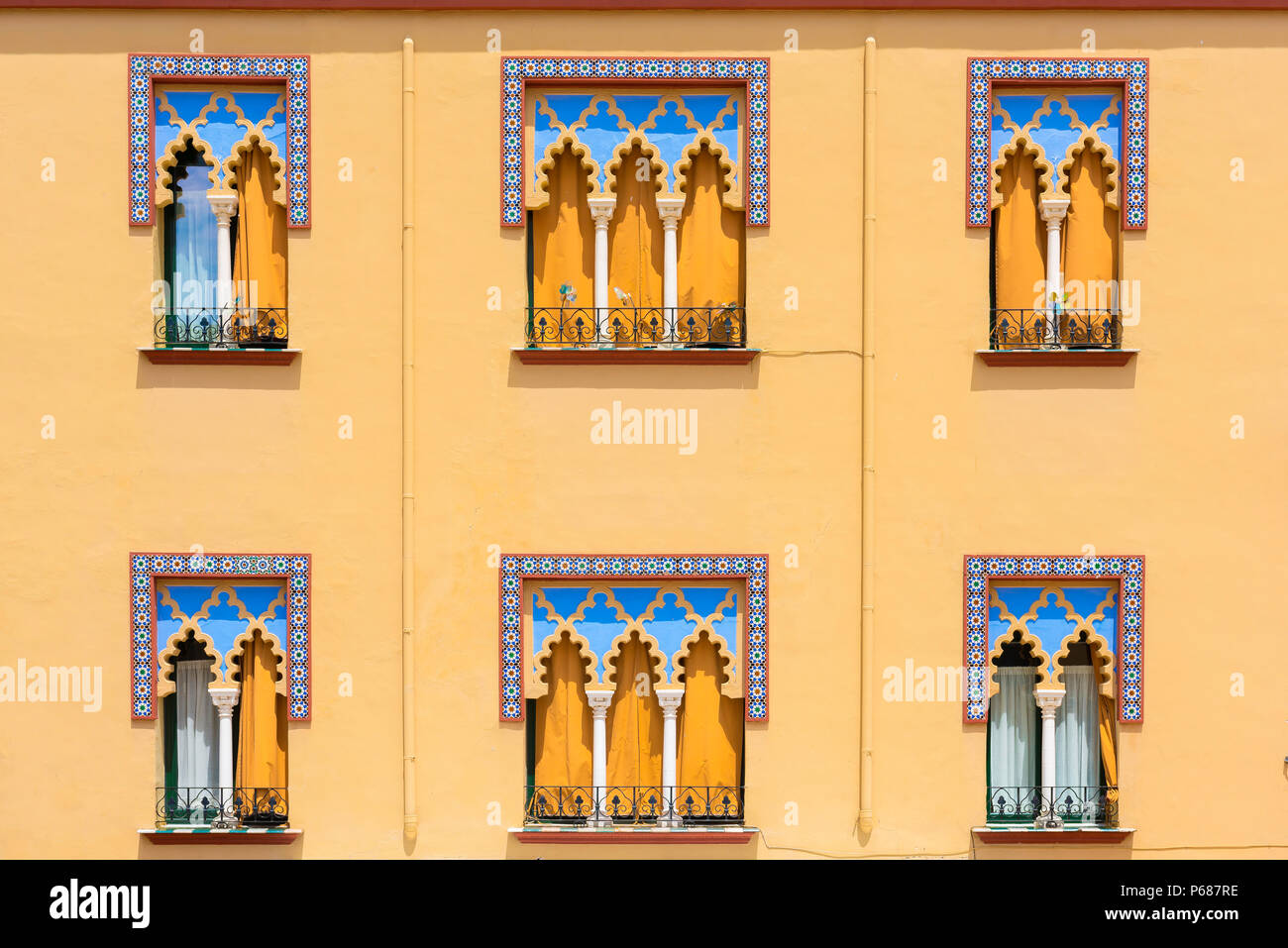 Andalusien Spanien Farbe, Detail eines typisch andalusischen Gebäudes mit maurischen Stil Fenster in der Plaza del Triunfo in Cordoba, Andalusien, Spanien. Stockfoto