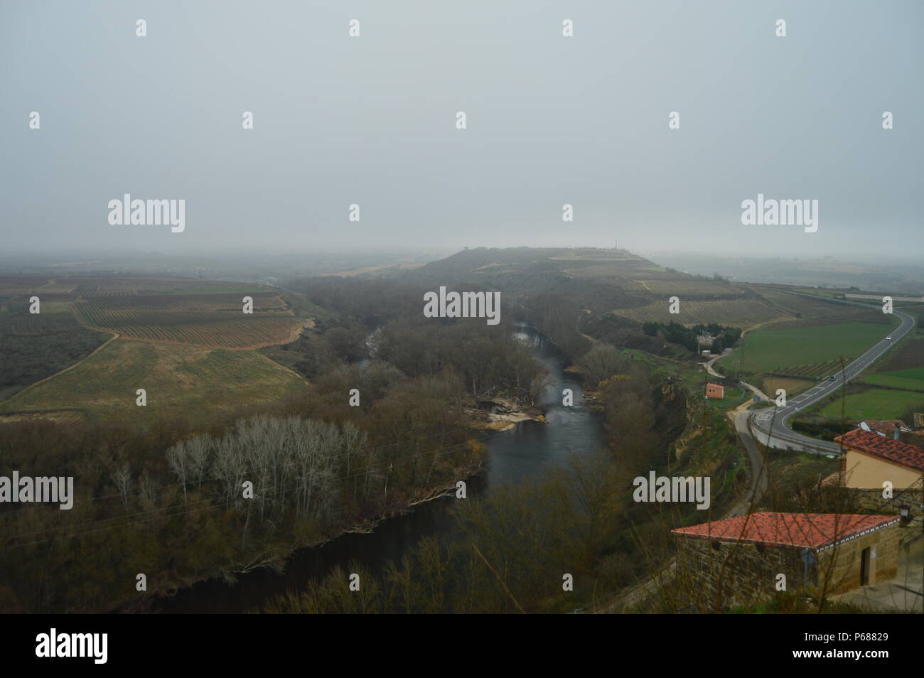 Schöne Aussicht auf den Fluss Ebro in seinem Pass von Briones. Natur, Landschaft, Geschichte, Reisen. 27. Dezember 2015. Briones, La Rioja, Spanien. Stockfoto