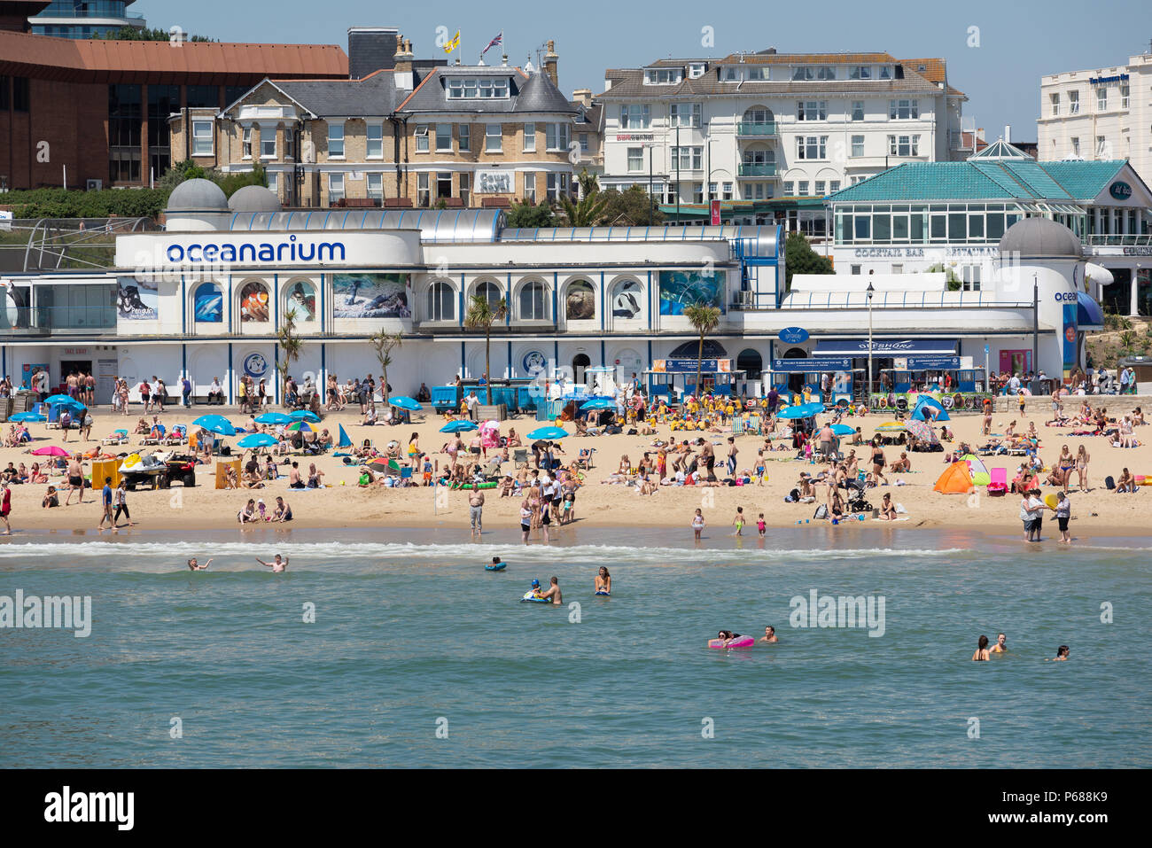 Bournemouth, Dorset, Großbritannien, 2018 Hitzewelle. Die Leute am Strand und im Meer an der Südküste von England bei heißem Wetter. Stockfoto