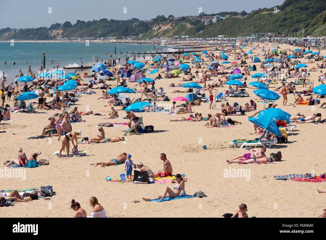 Bournemouth, Dorset, Großbritannien, 2018 Hitzewelle. Menschen am Sandstrand an der Südküste von England bei heißem Wetter. Stockfoto