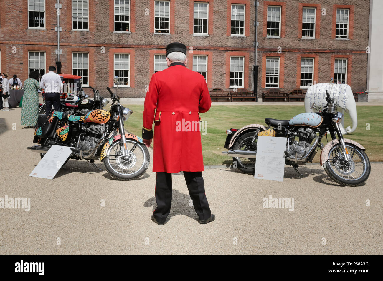 London, Großbritannien. 28 Juni, 2018. Die Beurteilung der schillernden Concours d'éléphant Flotte von kundenspezifischen Fahrzeugen geführt von SKH Prinz Michael von Kent im Royal Hospital Chelsea. Credit: Amanda Rose/Alamy leben Nachrichten Stockfoto