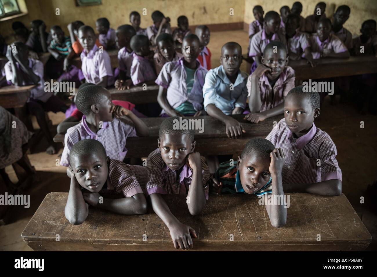 Hoima, Uganda. 4. Mai, 2018. Schülerinnen und Schüler werden gesehen, sitzen auf Bänken innerhalb einer Klasse der Grundschule haben an ihrem letzten Tag in einer Schule in der Nähe der Stadt Hoima im Westen Ugandas. Credit: Geovien So/SOPA Images/ZUMA Draht/Alamy leben Nachrichten Stockfoto