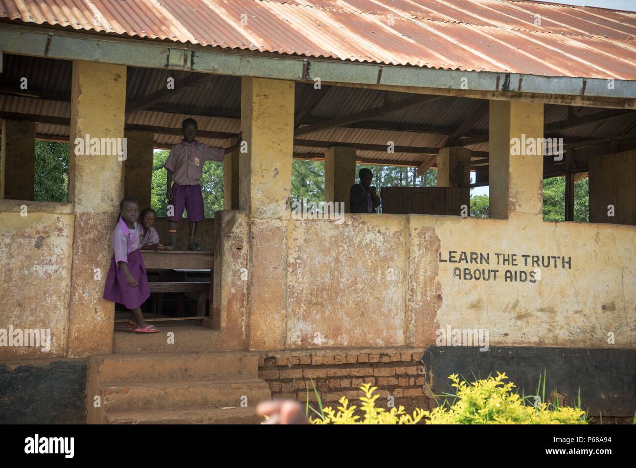 Hoima, Uganda. 4. Mai, 2018. Ein Junge wird gesehen, auf einer Bank in einem Class Zimmer. Grundschule Schüler an ihrem letzten Tag in einer Schule in der Nähe der Stadt Hoima im Westen Ugandas. Credit: Geovien So/SOPA Images/ZUMA Draht/Alamy leben Nachrichten Stockfoto