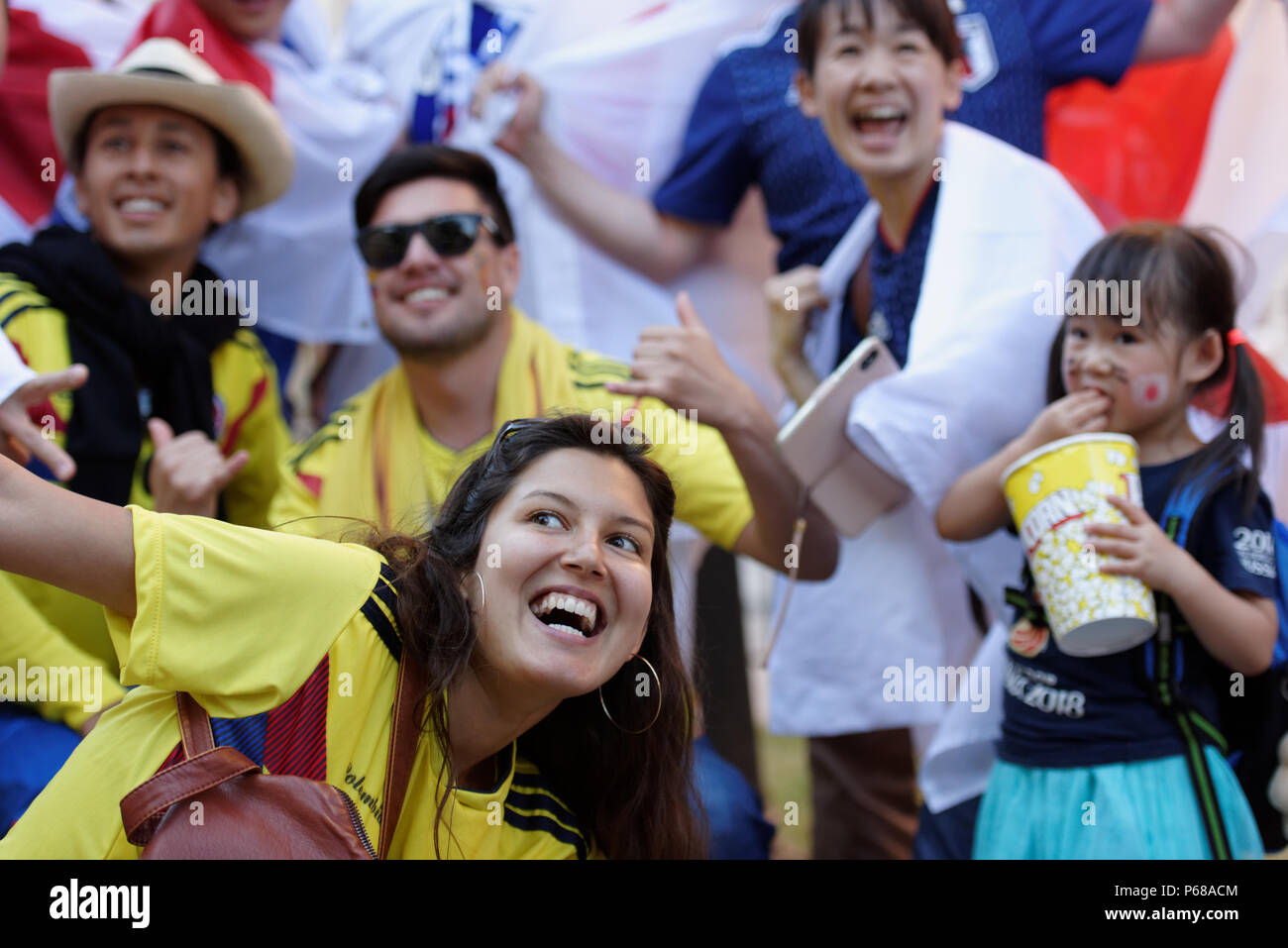 St. Petersburg, Russland, 28. Juni, 2018. Fußball-Fans aus Japan und Kolumbien zusammen feiern, die sich für die Nationalmannschaften von Knockout Stadien der FIFA WM Russland 2018. Kolumbien beat Senegal 1-0, und Japan wurde von Polen mit dem gleichen Ergebnis Besiegten aber erreichen 1/8 Finale durch die FIFA Fair Play Regeln Credit: StockphotoVideo/Alamy leben Nachrichten Stockfoto