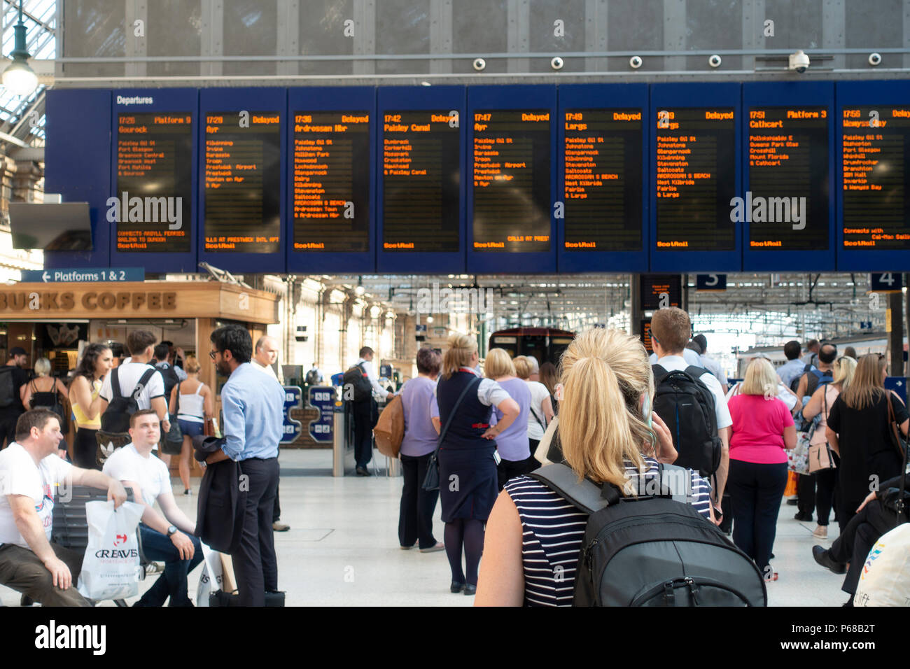 Glasgow, Schottland, Großbritannien. 28. Juni 2018. Passagiere auf dem Zusammentreffen von Glasgow Central Station warten auf Nachricht von Abflug, nach dem die meisten frühen Abend Hauptverkehrszeit Züge verzögert worden sind oder durch Signalisierung Ausfälle oder die Einführung von Geschwindigkeitsbeschränkungen aufgehoben. Stockfoto
