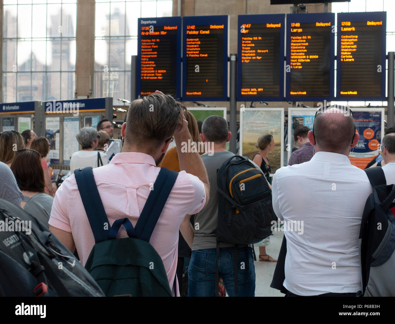 Glasgow, Schottland, Großbritannien. 28. Juni 2018. Passagiere auf dem Zusammentreffen von Glasgow Central Station warten auf Nachricht von Abflug, nach dem die meisten frühen Abend Hauptverkehrszeit Züge verzögert worden sind oder durch Signalisierung Ausfälle oder die Einführung von Geschwindigkeitsbeschränkungen aufgehoben. Stockfoto