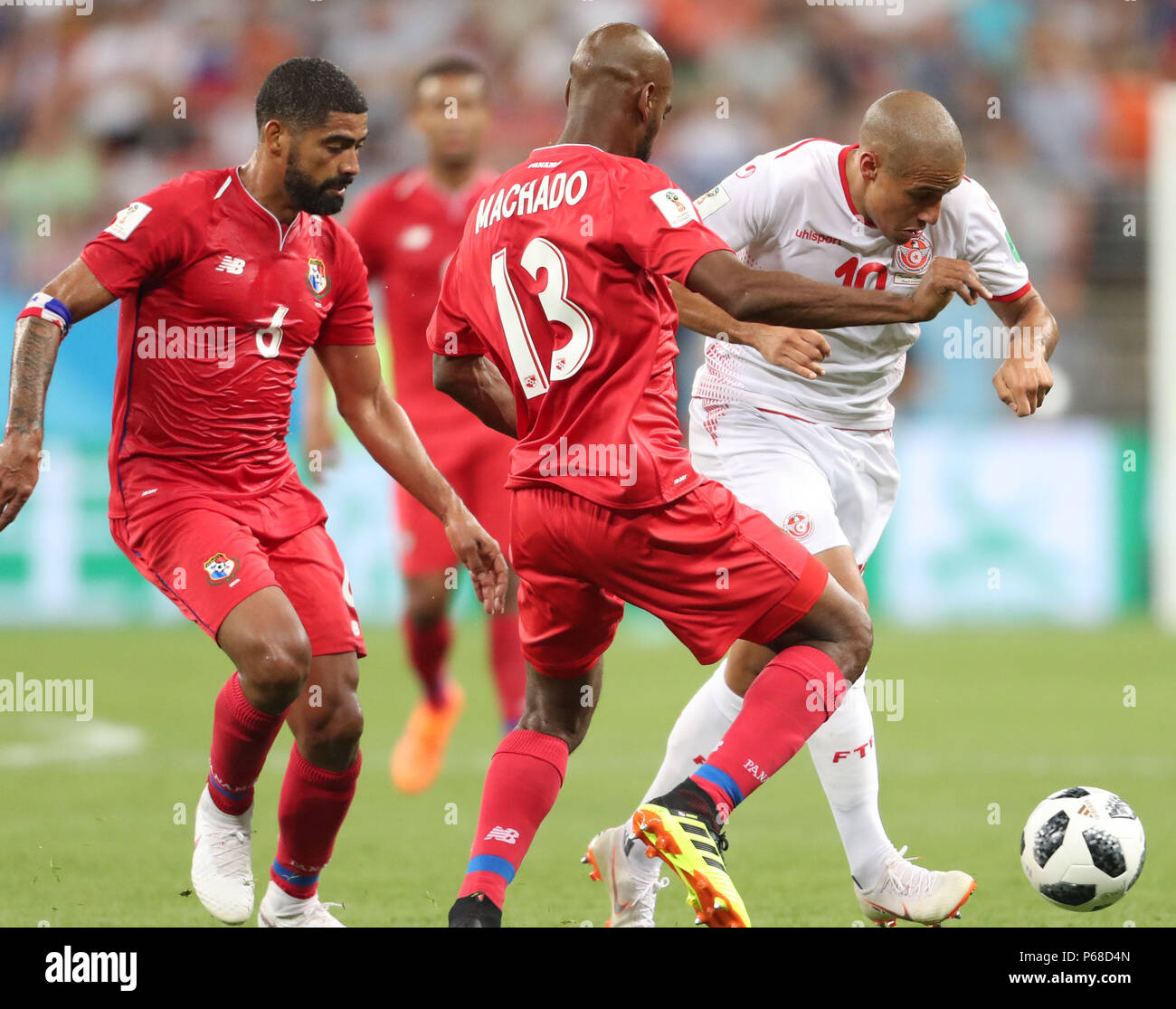 Knittelfeld, Russland. 28 Juni, 2018. In Panama Gabriel Enrique Gomez (L) und Adolfo Machado in Aktion gegen Tunesien Wahbi Khazri (R) während der FIFA WM 2018 Gruppe G Fußballspiel zwischen Tunesien und Panama an der Steiermark Arena, in Knittelfeld, Russland, 28. Juni 2018. Credit: Mokhtar Hmima/dpa/Alamy leben Nachrichten Stockfoto