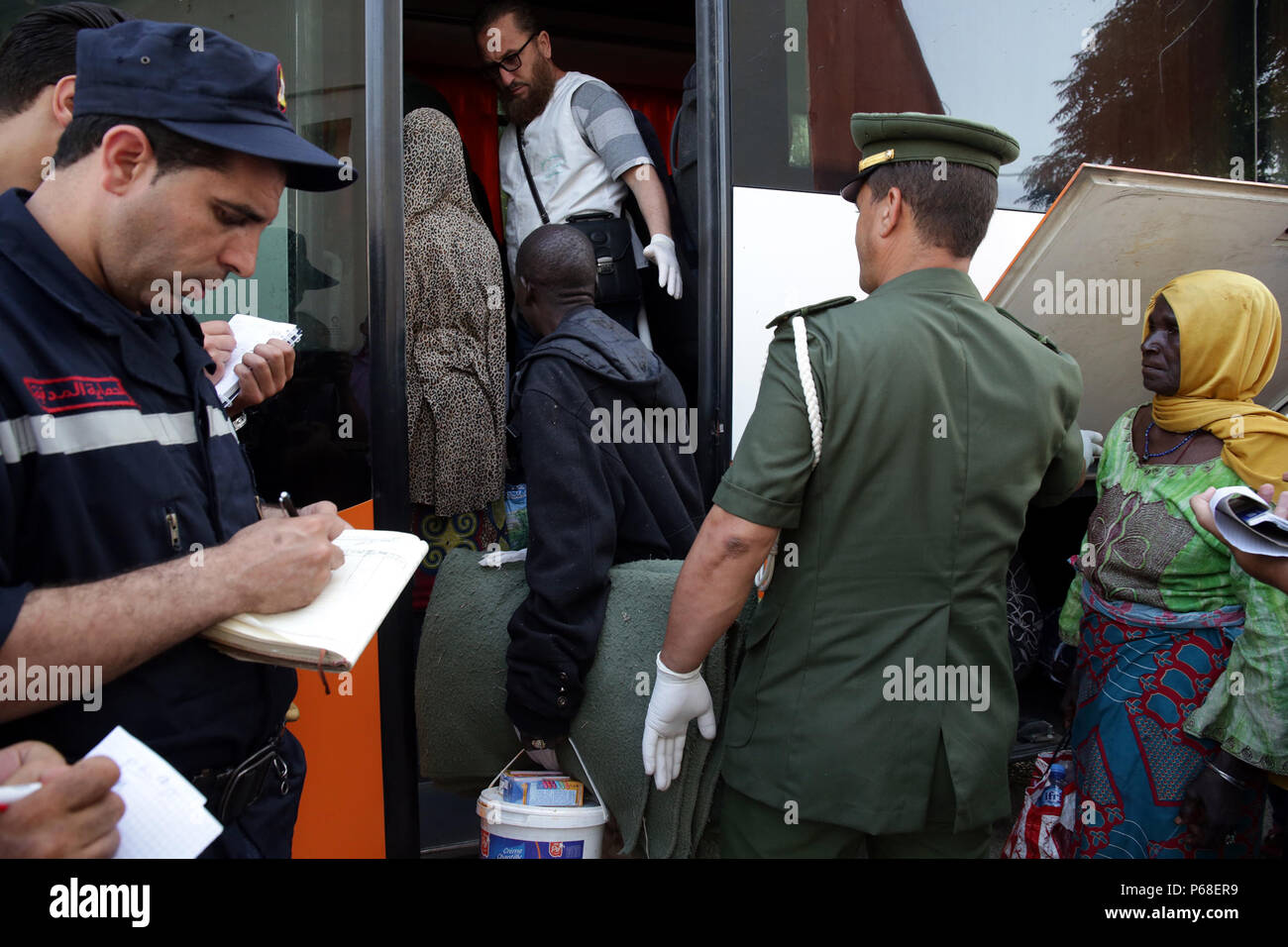 Algier. 29 Juni, 2018. Illegale Einwanderer auf einen Bus zu ihren Heimatorten in Algier, die Hauptstadt von Algerien gesendet werden, ist am 28. Juni 2018. Algerischen Aussenministeriums am Mittwoch die Möglichkeit zur Gründung Inhaftierung Zonen für illegale Einwanderer ausgeschlossen, unter Kritik von NGOs, die das nordafrikanische Land afrikanische Migranten ohne Papiere misshandelt. Quelle: Xinhua/Alamy leben Nachrichten Stockfoto