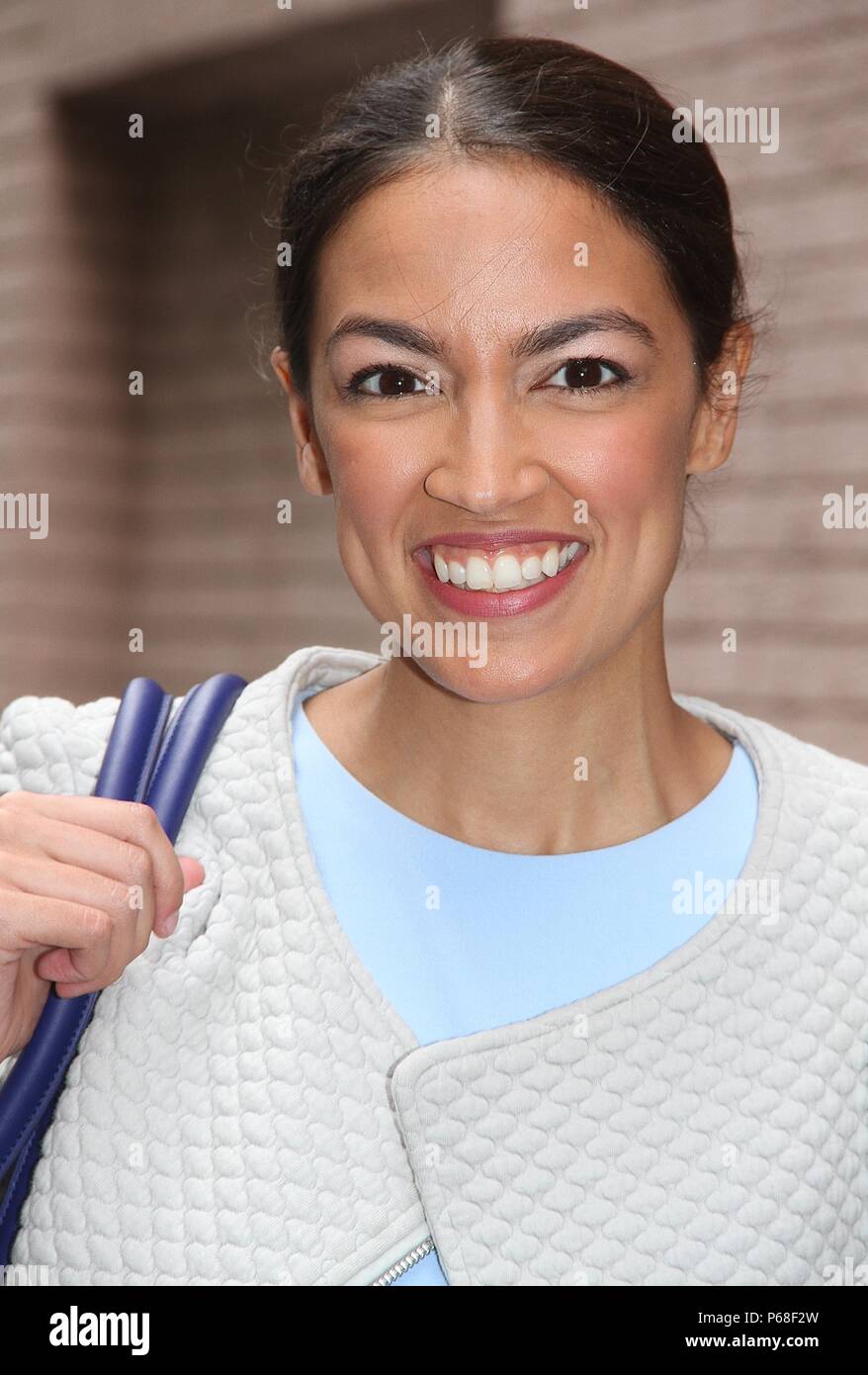 New York, NY, USA. 28 Juni, 2018. Alexandria Ocasio-Cortez, der demokratische Kandidat für 14. in New York in der Bronx Congressional District befindet sich in der 'View' mit ihrer Mutter Blanca Ocasio-Cortez in New York City, New York, am 28. Juni 2018 gesichtet. Credit: Rainmaker Foto/Media Punch/Alamy Live News Credit: MediaPunch Inc/Alamy leben Nachrichten Stockfoto