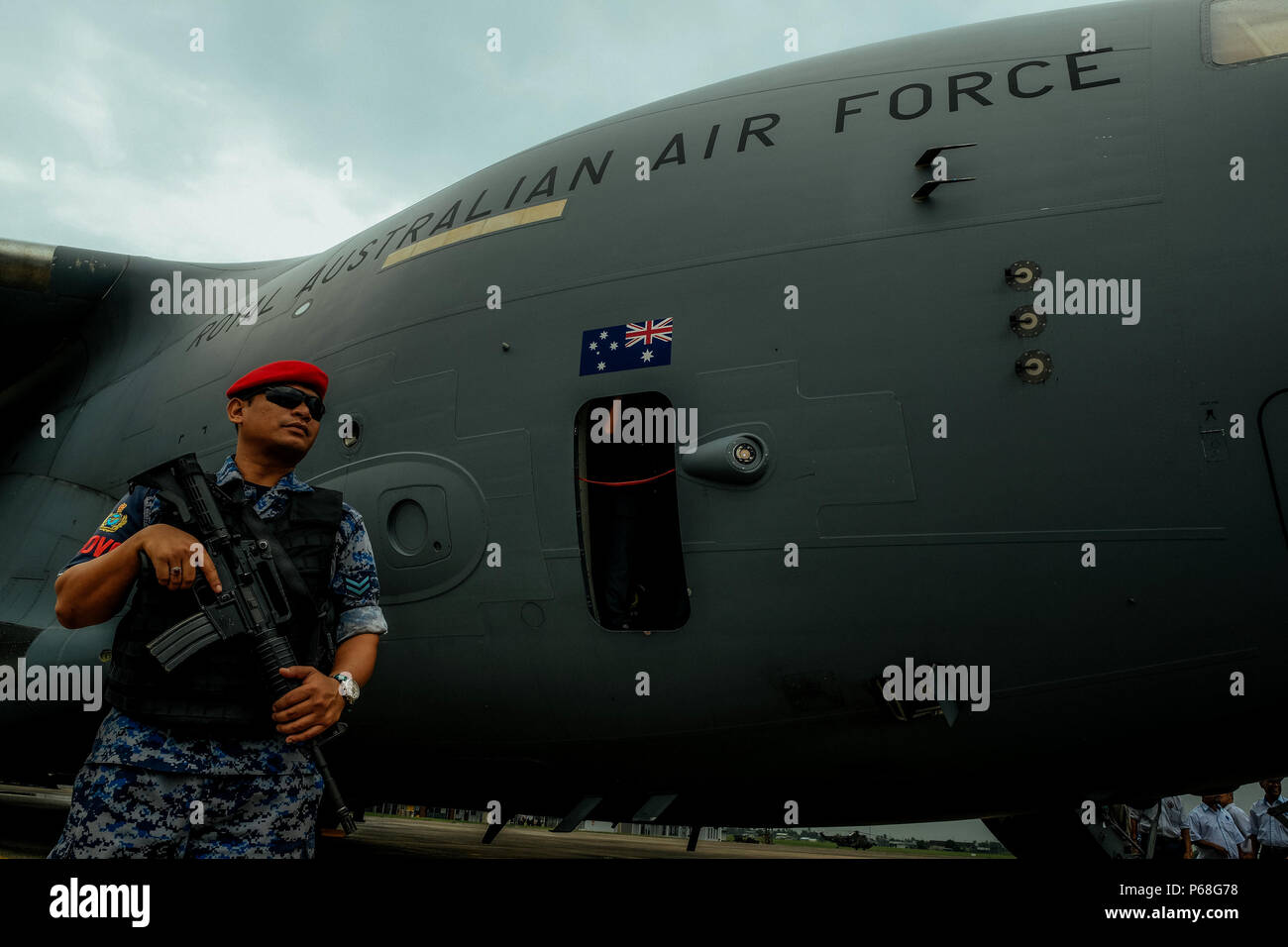 BUTTERWORTH, MALAYSIA - 29. Juni: ein Royal Malaysian Air Force (RMAF) stand Guard in Front des C 17 Royal Australian Air Force (RAAF) Flugzeuge inconjuntion das 60-jährige Jubiläum der Zusammenarbeit zwischen Royal Malaysia Air Force (RMAF) und die raaf in Butterworth Air Base, Malaysia am 29. Juni 2018. Royal Australian Air Force Butterworth, offiziell den Betrieb auf Juni 1958 während der japanischen Invasion nach dem Ende des Zweiten Weltkrieges, heute mehr als 167 Air Force zwischen RAAF und RMAF ein Teil in dieser Feierlichkeiten. Foto von Samsul sagte/NipponNews (Malaysia). Stockfoto