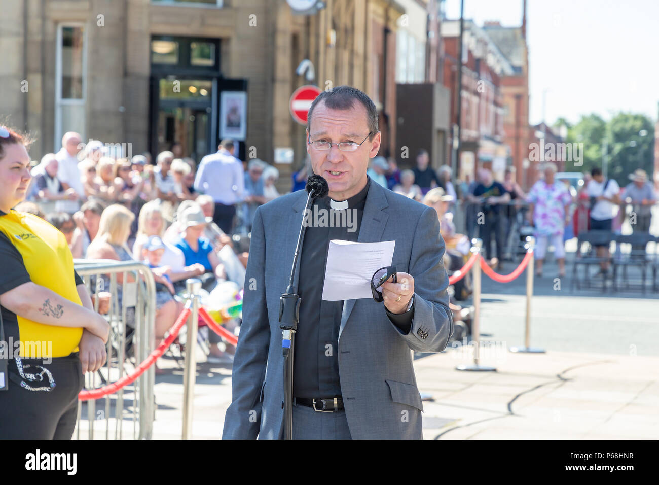 Warrington, Großbritannien. 29 Juni, 2018. Das Wetter war warm und sonnig für Warrington Walking Tag. Diese jährliche religiöse Veranstaltung beginnt vor dem Rathaus und leraves durch die berühmte Golden Gates mit der Prozession nach dem geschlossenen Straßen und durch die Innenstadt Quelle: John Hopkins/Alamy leben Nachrichten Stockfoto