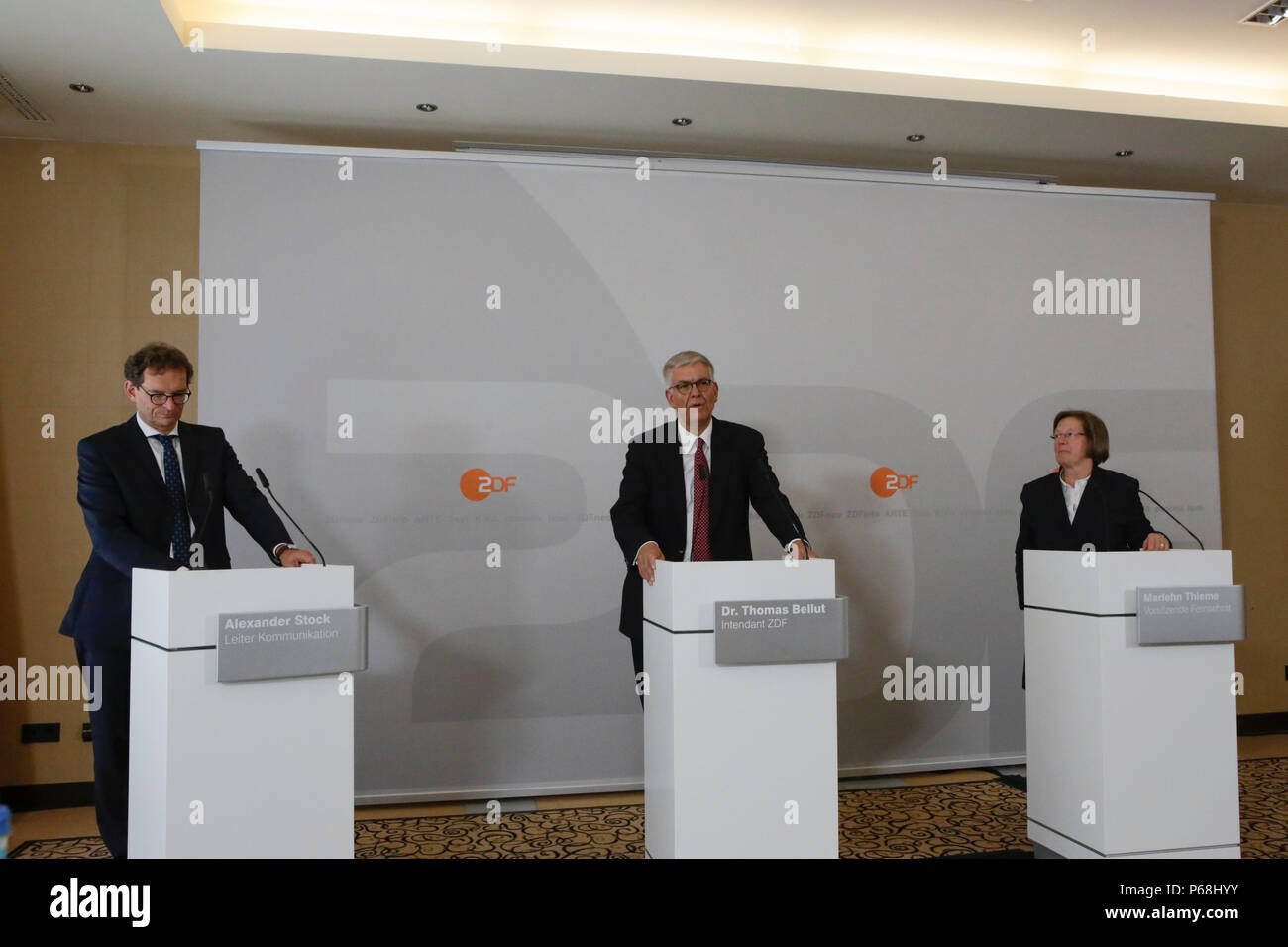 Mainz, Deutschland. 29. Juni 2018. Alexander Stock, der Leiter der Abteilung Kommunikation der ZDF. Thomas Bellut, der Generaldirektor (Intendant) des ZDF und Marlehn Thieme, die Vorsitzende des ZDF (ZDF-Fernsehrat), sind im Bild von links nach rechts auf der Pressekonferenz. Der Vorstand der Deutschen öffentlich-rechtlichen Fernsehsender ZDF (Zweites Deutsches Fernsehen) für die 9. Sitzung der XV. Amtszeit in Mainz. Die Vorsitzende des TV-Board Marlehn Thieme wurde zu ihrer Position in der geplanten midterm Wahl der 3 gewählten se Stockfoto