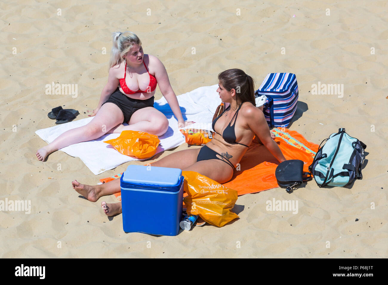 Bournemouth, Dorset, Großbritannien. 29 Juni, 2018. UK Wetter: sunseekers Kopf bis zu den Stränden von Bournemouth auf einen weiteren sonnigen Tag mit Ungebrochenen blauer Himmel und Sonnenschein. Eine leichte Brise macht die Hitze erträglicher. Frauen Sonnenbaden am Strand. Credit: Carolyn Jenkins/Alamy leben Nachrichten Stockfoto