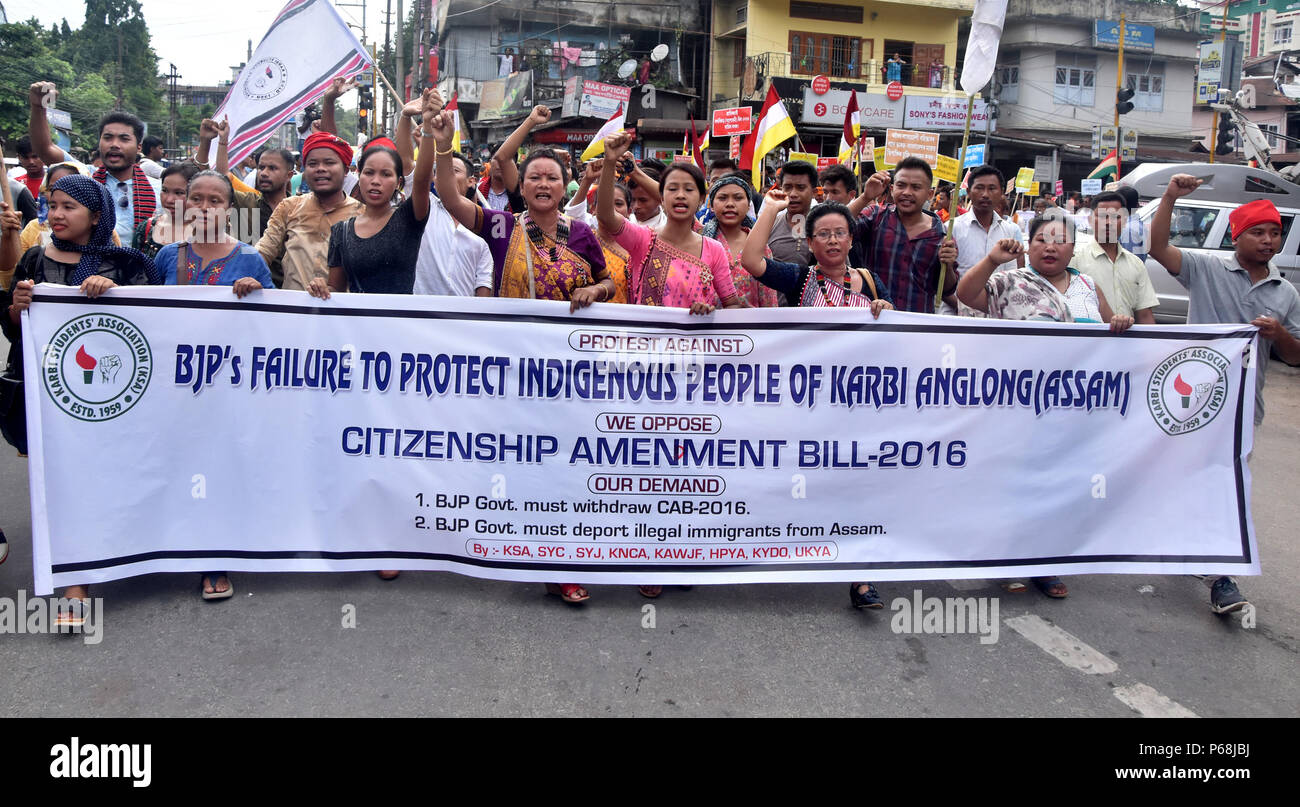 Guwahati, Indien. 29 Juni, 2018. Aktivistinnen aller Assam Students Union (aasu) zusammen mit 28 ethnischen Organisationen nehmen an einer Prozession aus Protest gegen die Staatsbürgerschaft (Amendment) Bill 2016 Vorschlag zur Staatsbürgerschaft oder bleiben die Rechte von Minderheiten aus Bangladesh, Pakistan und Afghanistan in Indien, in Guwahati am Freitag, 29. Juni 2018. Foto: RAJIB JYOTI SARMA Credit: Rajib Jyoti Sarma/Alamy leben Nachrichten Stockfoto