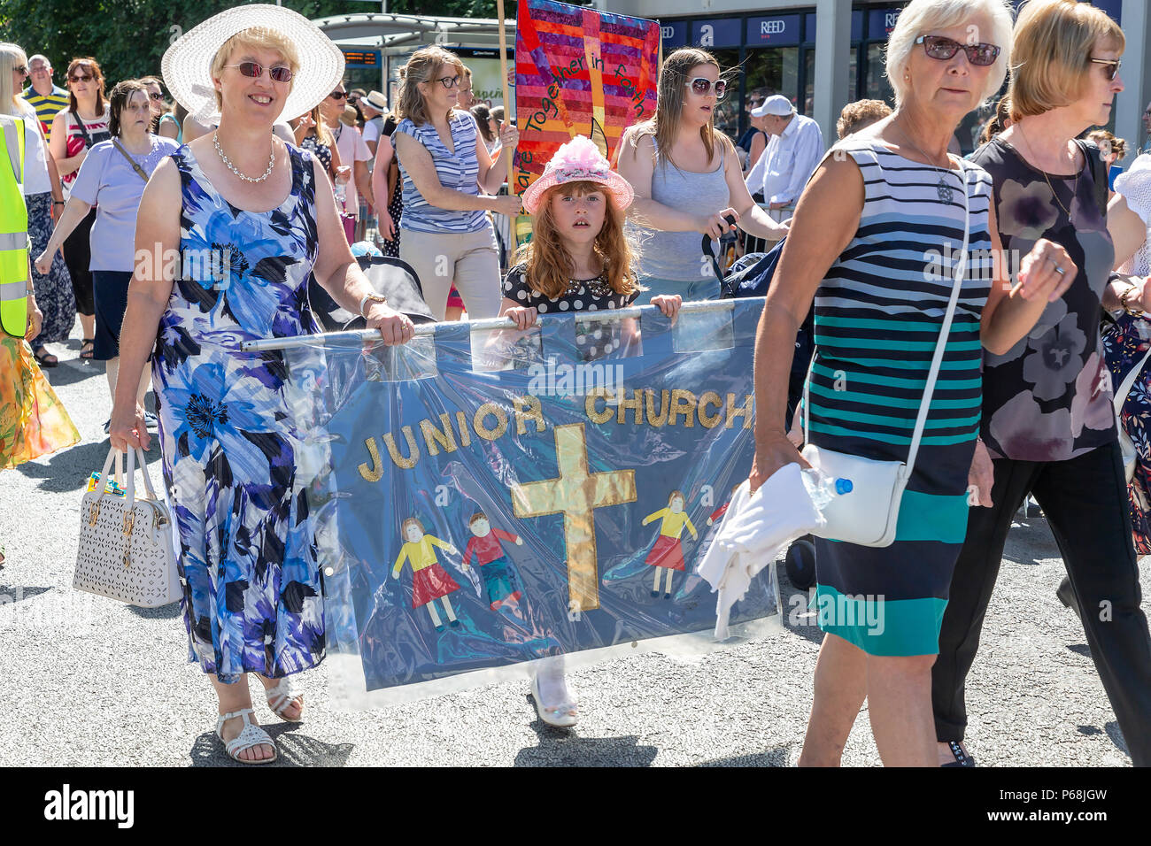 Warrington, Großbritannien. 29. Juni 2018 - das Wetter war warm und sonnig für Warrington Walking Tag. Diese jährliche religiöse Veranstaltung beginnt vor dem Rathaus und leraves durch die berühmte Golden Gates mit der Prozession nach dem geschlossenen Straßen und durch die Innenstadt Quelle: John Hopkins/Alamy leben Nachrichten Stockfoto