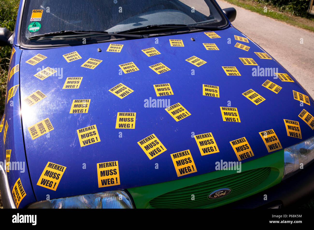 Hagen, Deutschland, 29. Juni, 2018. Ein Auto voller Aufkleber mit dem Slogan 'MErkel muss weg'/'MErkel hat zu gehen." Quelle: Jörn Sackermann/Alamy leben Nachrichten Stockfoto