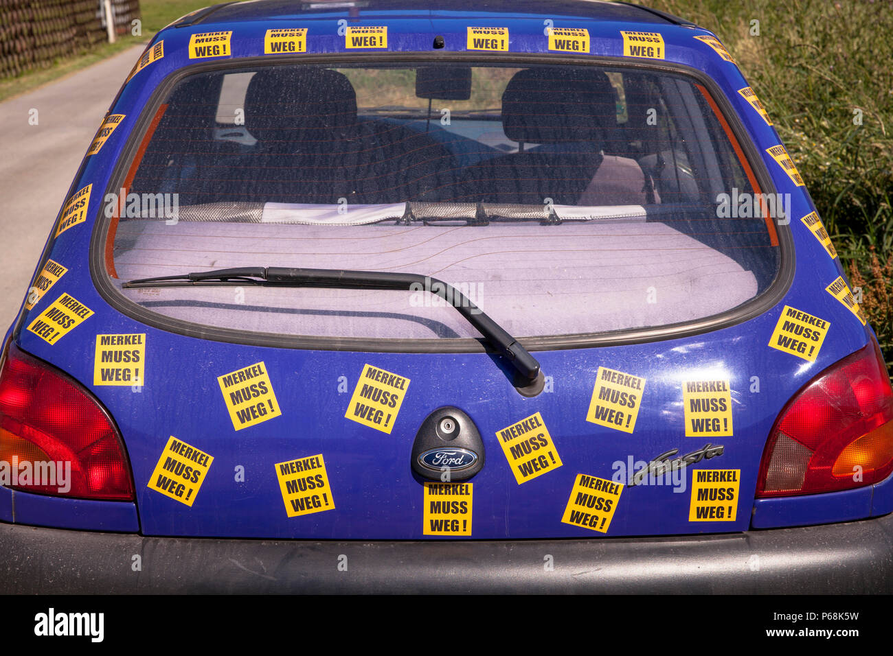 Hagen, Deutschland, 29. Juni, 2018. Ein Auto voller Aufkleber mit dem Slogan 'MErkel muss weg'/'MErkel hat zu gehen." Quelle: Jörn Sackermann/Alamy leben Nachrichten Stockfoto