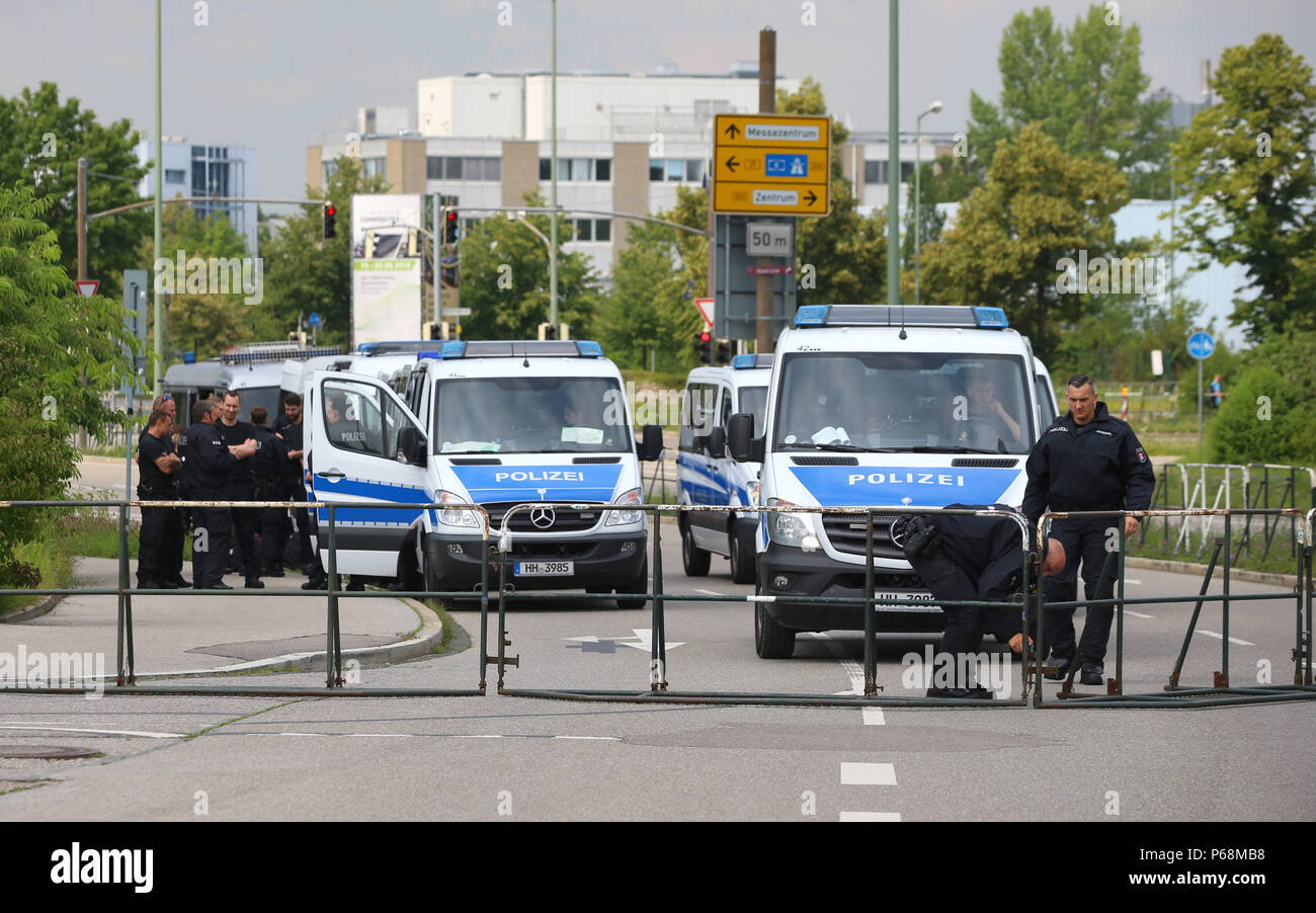 Augsburg, Deutschland. 29 Juni, 2018. Polizei Wagen sind in einem Verbarrikadierten Messegelände geparkt. Die AfD Bundesparteitag findet statt vom 30. Juni bis 01. Juli 2018 in Augsburg. Viele Gegendemonstrationen angemeldet. Foto: Karl-Josef Hildenbrand/dpa/Alamy leben Nachrichten Stockfoto