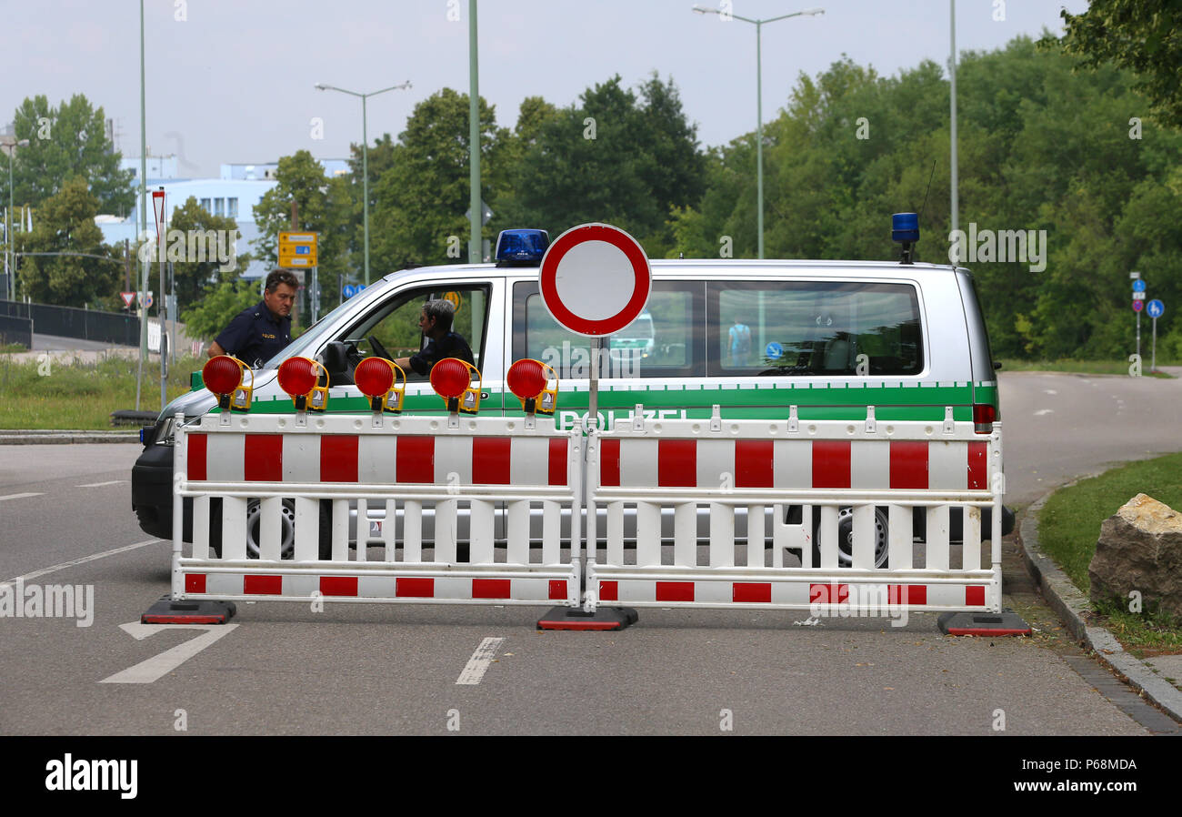 Augsburg, Deutschland. 29 Juni, 2018. Polizei Wagen sind in einem Verbarrikadierten Messegelände geparkt. Die AfD Bundesparteitag findet statt vom 30. Juni bis 01. Juli 2018 in Augsburg. Viele Gegendemonstrationen angemeldet. Foto: Karl-Josef Hildenbrand/dpa/Alamy leben Nachrichten Stockfoto