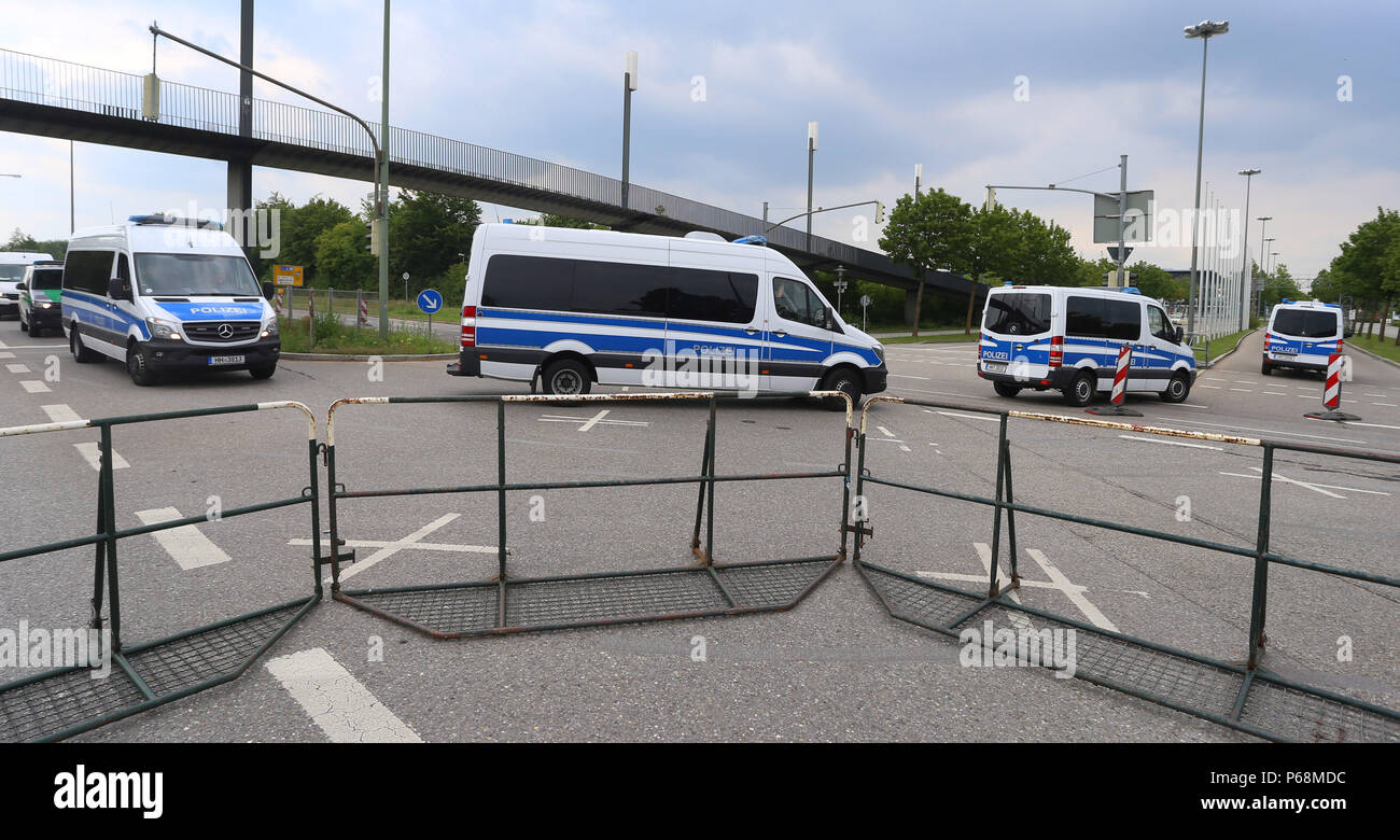 Augsburg, Deutschland. 29 Juni, 2018. Polizei Wagen sind in einem Verbarrikadierten Messegelände geparkt. Die AfD Bundesparteitag findet statt vom 30. Juni bis 01. Juli 2018 in Augsburg. Viele Gegendemonstrationen angemeldet. Foto: Karl-Josef Hildenbrand/dpa/Alamy leben Nachrichten Stockfoto