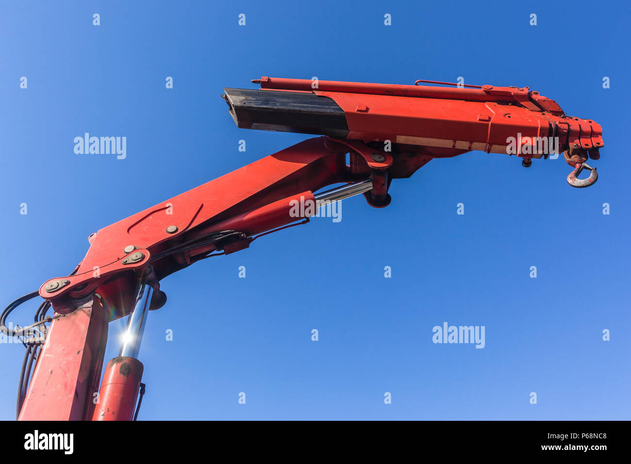 Rigging LKW Transport Anheben von schweren Maschinen Hydrauliköl power mechanische Kran arm. Stockfoto