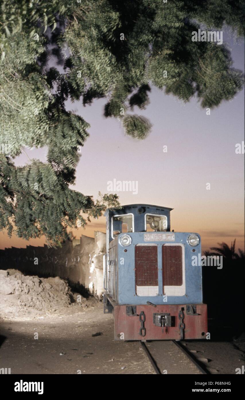 Der gezira Light Railway auf Wad El Shafie im Sudan mit einem Hunslet 600 mm Spurweite 0-8-0 Diesel. Ein Bild gemacht auf dieses große Baumwolle mit Komp Stockfoto