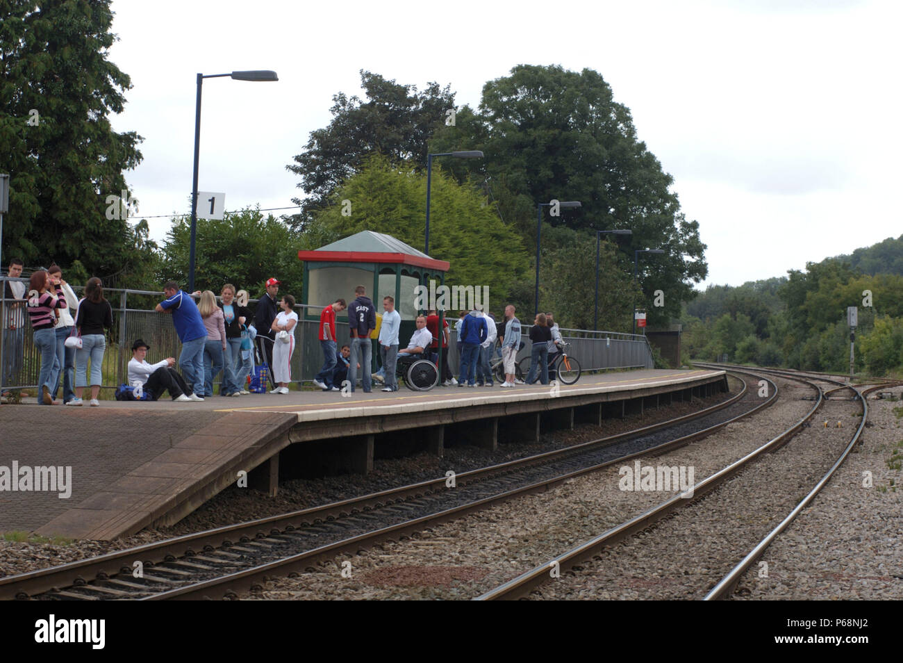 Die Great Western Railway 2004. Passagiere warten in Pencoed station. Stockfoto