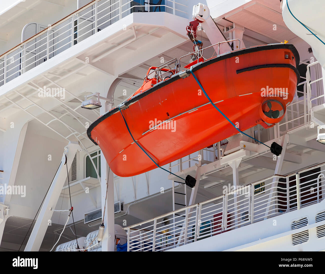 Lebensretter Boot auf einem großen Ozeandampfer. Stock Bild Stockfoto