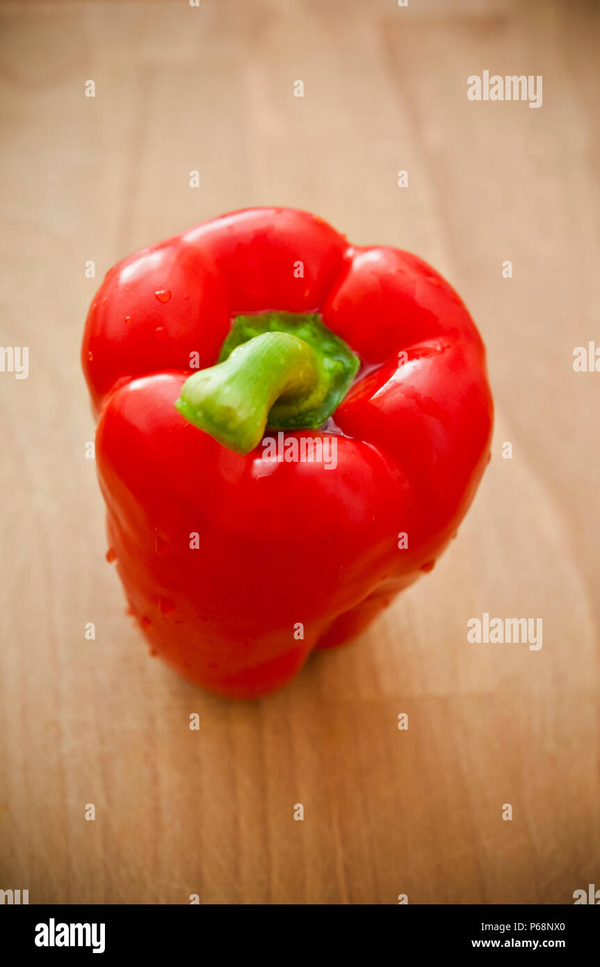 Rote Paprika auf einem Tisch Stockfoto