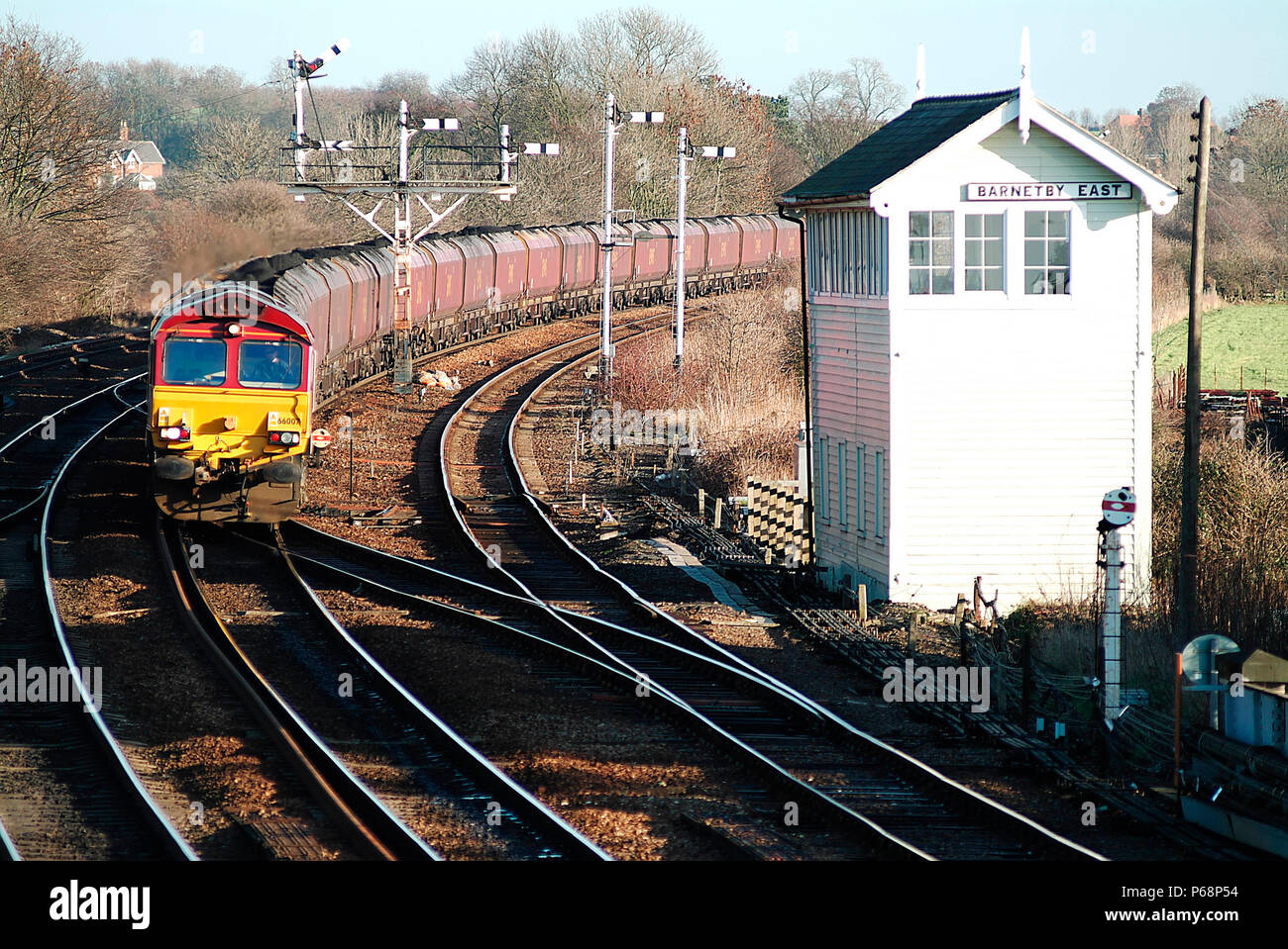 Die Produktion von Stahl in Scunthorpe handelt es sich um einen konstanten Fluß der schienengebundene, Materialien aus dem Docks Immingham. Eine Class 66 Lokomotive Pässe Barne Stockfoto