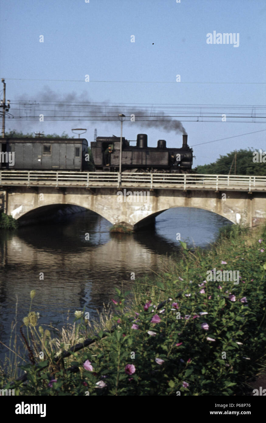 Die Brücke über den Fluss bei Novara mit 880 Klasse 2-6 ist eine Italienische Bahn-0 Kreuzung mit einem ein Personenzug. Stockfoto
