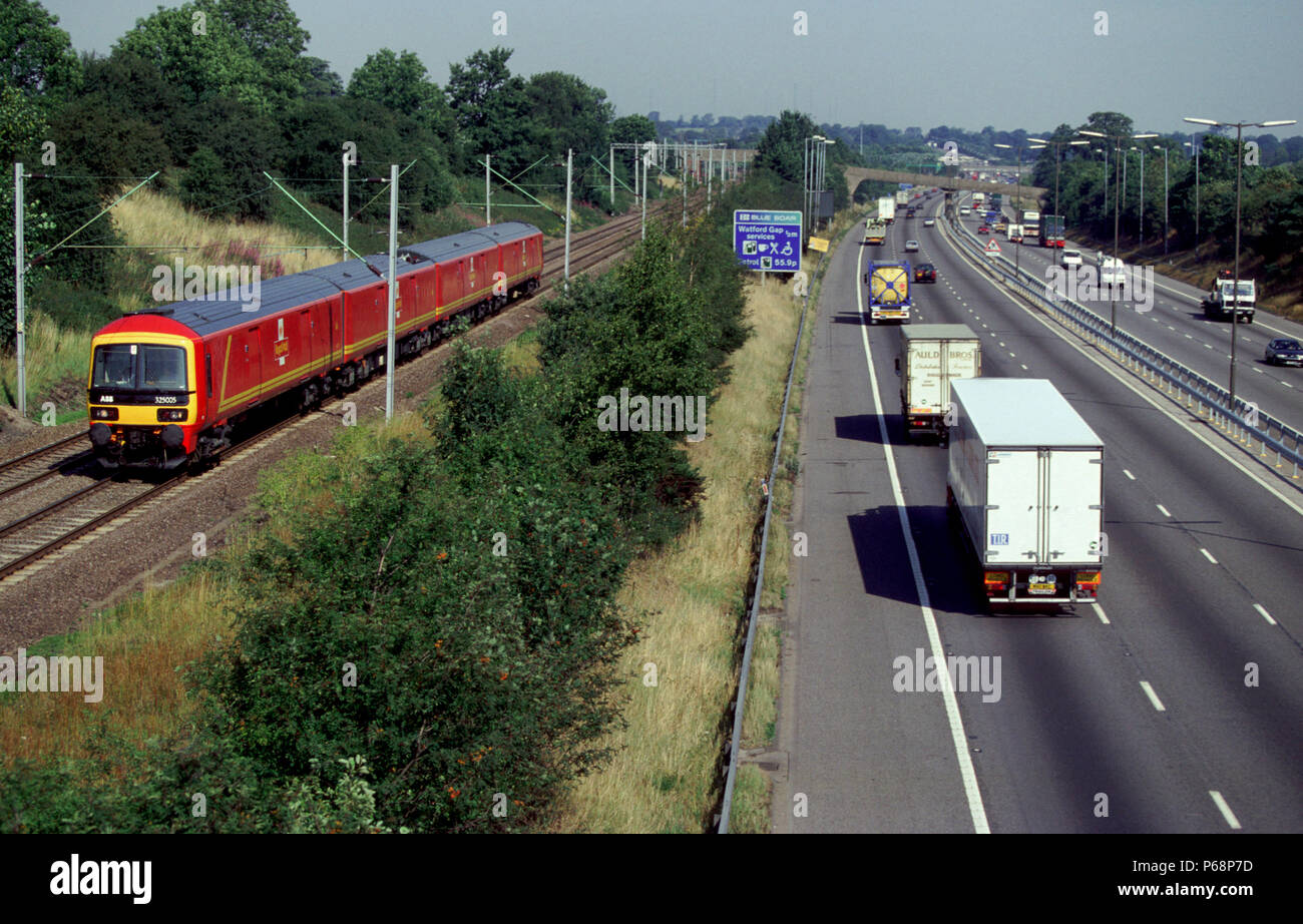 Die Royal Mail Flotte der Klasse 325 Einheiten sind die wwu Züge von EWS betrieben im Namen von Royal Mail wie dieses Zuges racing Vergangenheit Watford Gap mit einem Stockfoto