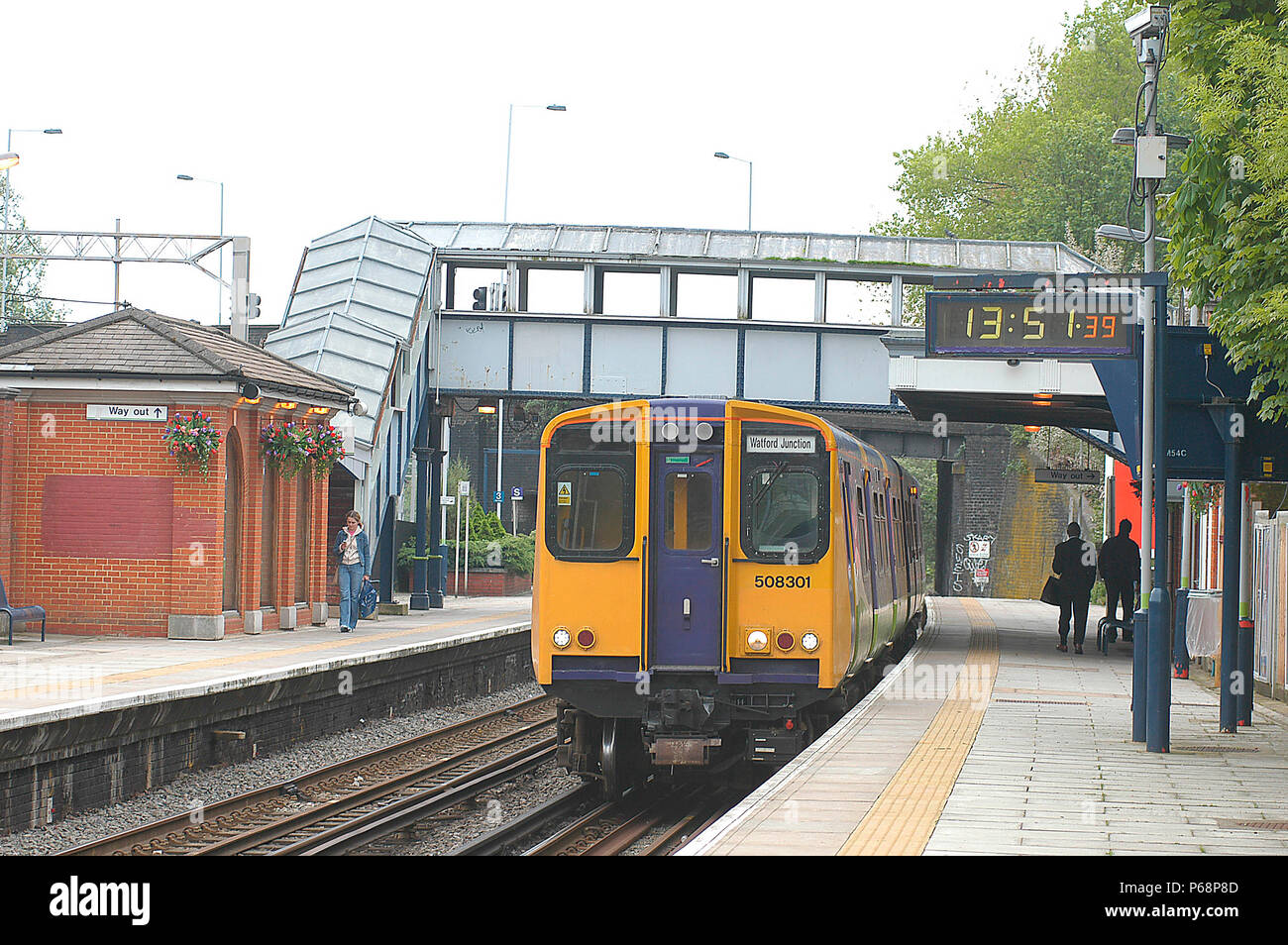 Der Silverlink Metro Netzwerk ist auf der Euston - Watford dritte Schiene dc-Route eine häufige lokale Service zwischen diesen beiden Zentren zur Verfügung zu stellen. Eine loc Stockfoto