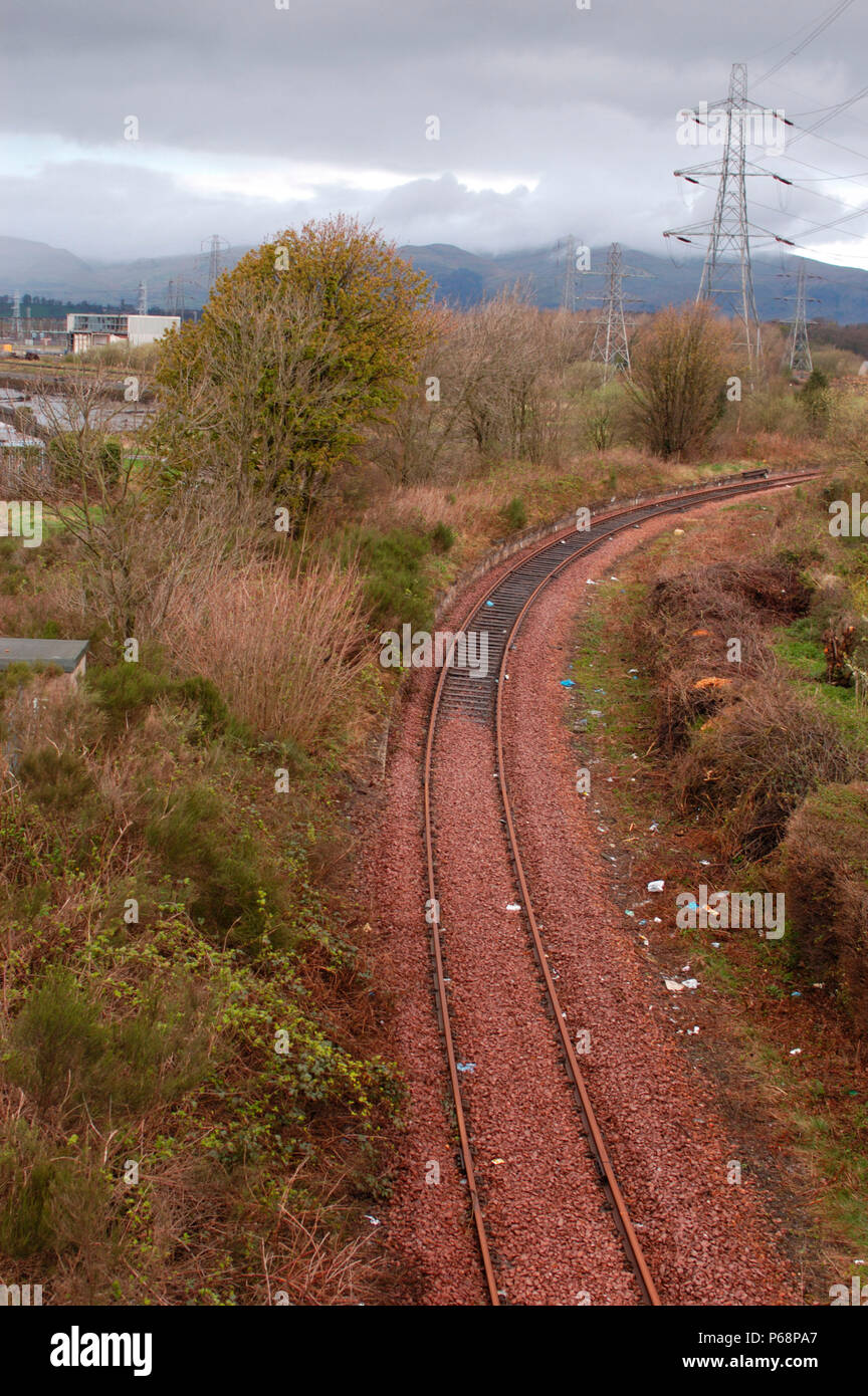 Die Stirling zu Alloa stillgelegten Nebenbahn in Schottland. Ansicht von der Straße Brücke Blick auf Station website Alloa. April 2005. Stockfoto