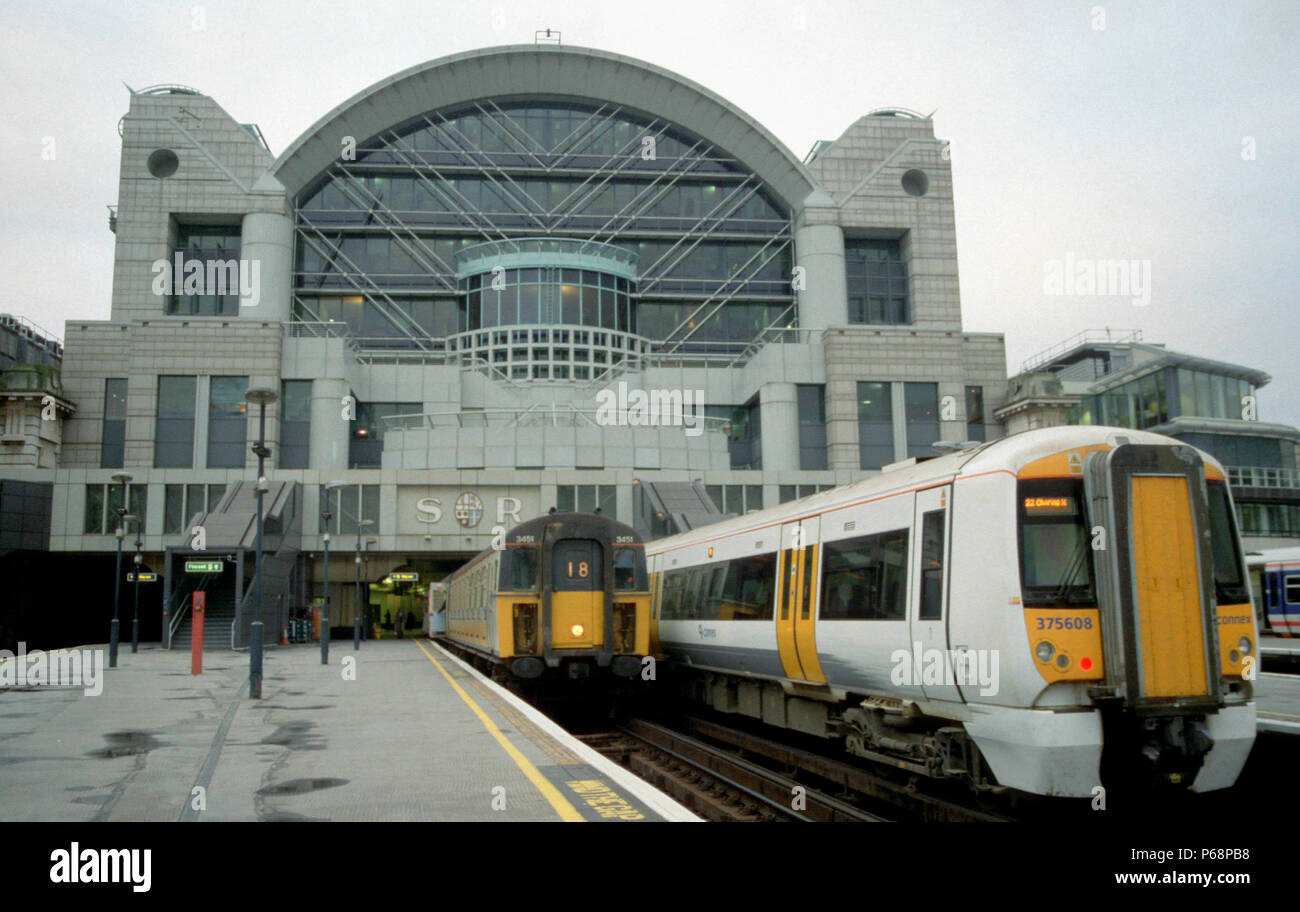 Der Übergang von der Slam Tür Schiebetür ist im Charing Cross, wo ein alter Klasse 421 slam Türsprechstelle kontrastiert mit einem der neuesten Cl verkörpert Stockfoto