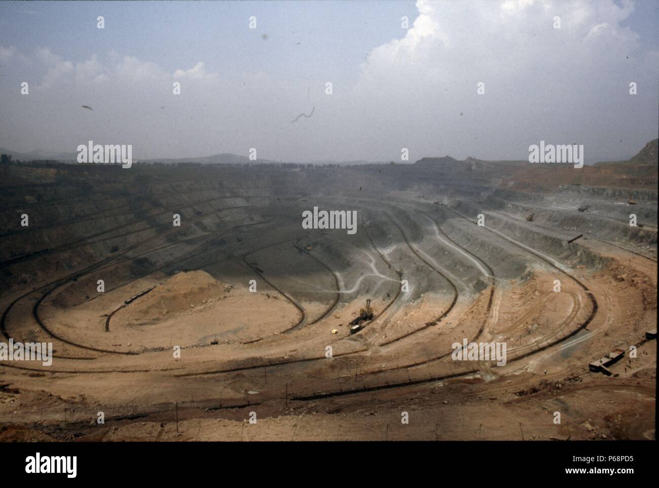 Die große Tagebau Kohle Grube bei Manzhouli in der Inneren Mongolei an der russischen Grenze im Nordosten Chinas. Die Kohle- und verwöhnen durch Dampfzüge gekauft Stockfoto