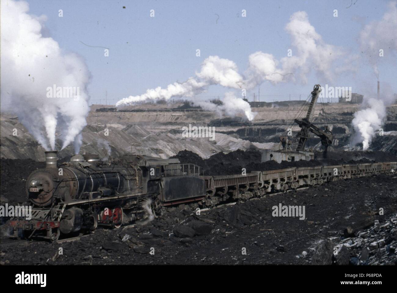 Die große Tagebau Kohle Grube bei Manzhouli in der Inneren Mongolei an der russischen Grenze im Nordosten Chinas. Die Kohle- und verwöhnen durch Dampfzüge gekauft Stockfoto