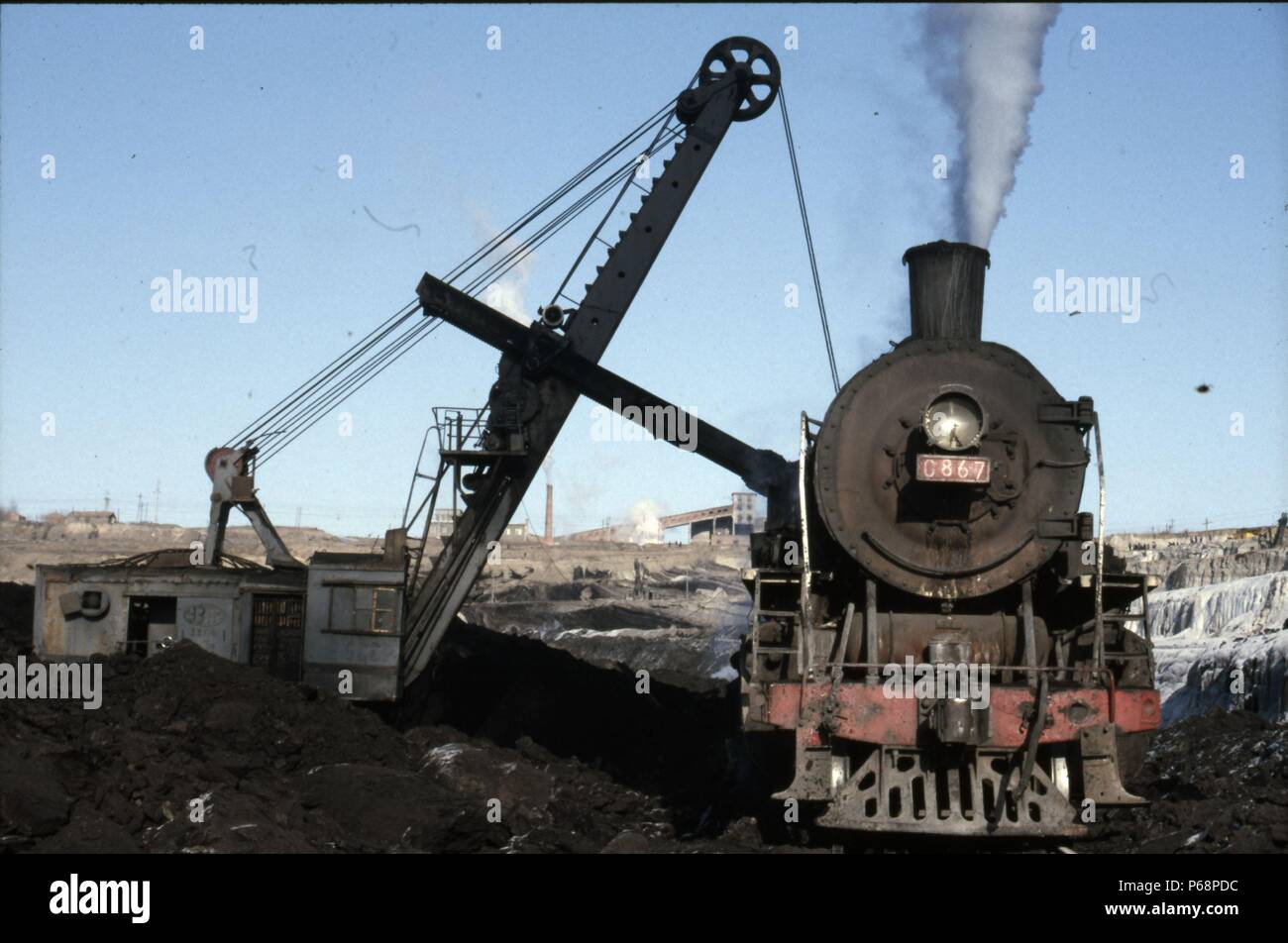 Die große Tagebau Kohle Grube bei Manzhouli in der Inneren Mongolei an der russischen Grenze im Nordosten Chinas. Die Kohle- und verwöhnen durch Dampfzüge gekauft Stockfoto