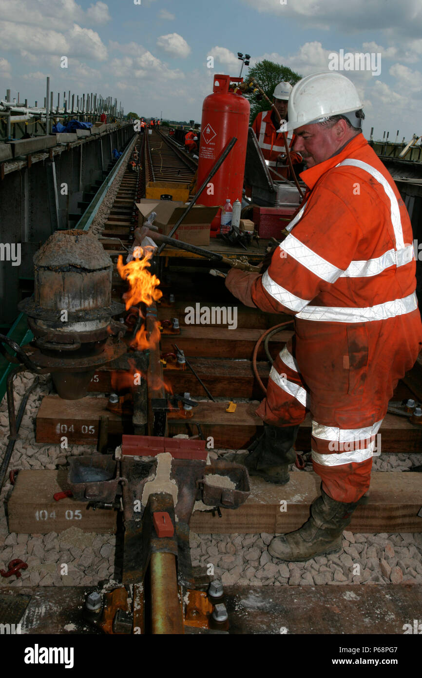 Thermit Schweißen bei der gleiserneuerung. Peterborough. Mai 2005 Stockfoto