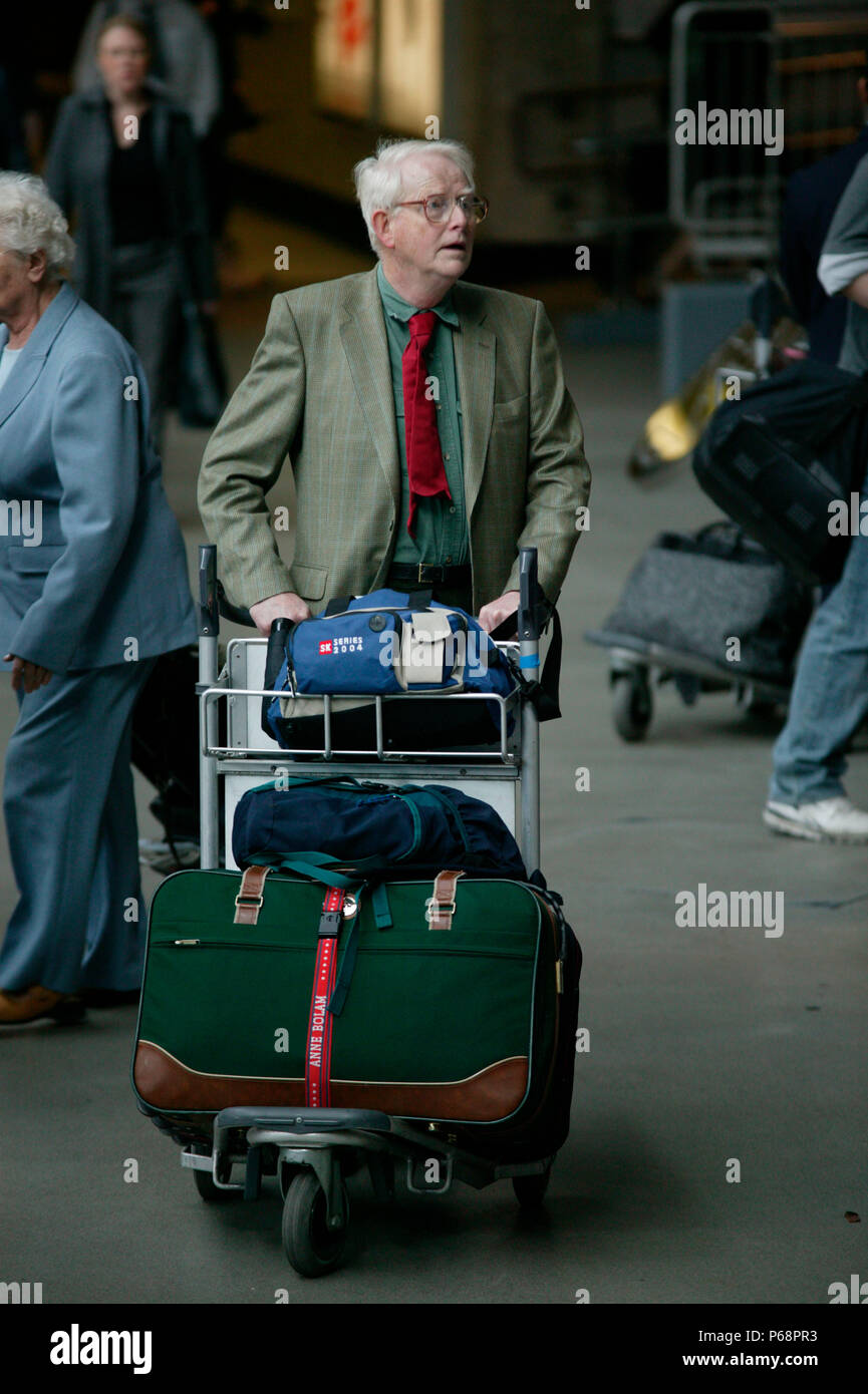 Reisende mit Gepäck Trolley in Leeds entfernt. Mai 2005 Stockfoto