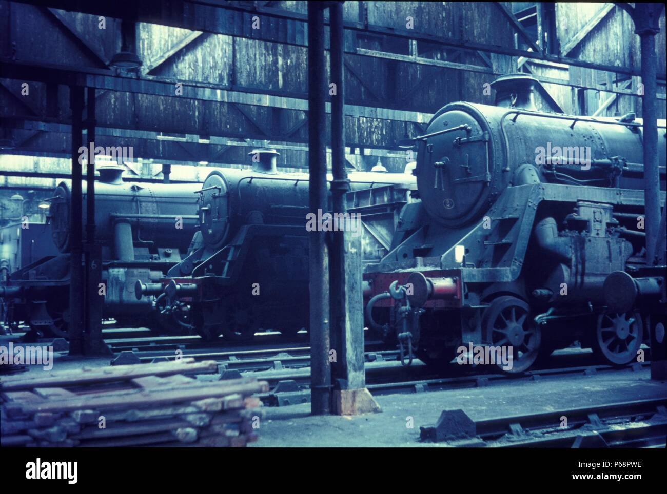 Zwei BR-Standard Klasse 5 4-6-0 und 8 F 2-8-0 stand in der verlassenen Dampf Schuppen bei Patricroft in Manchester zurückgezogen. Stockfoto