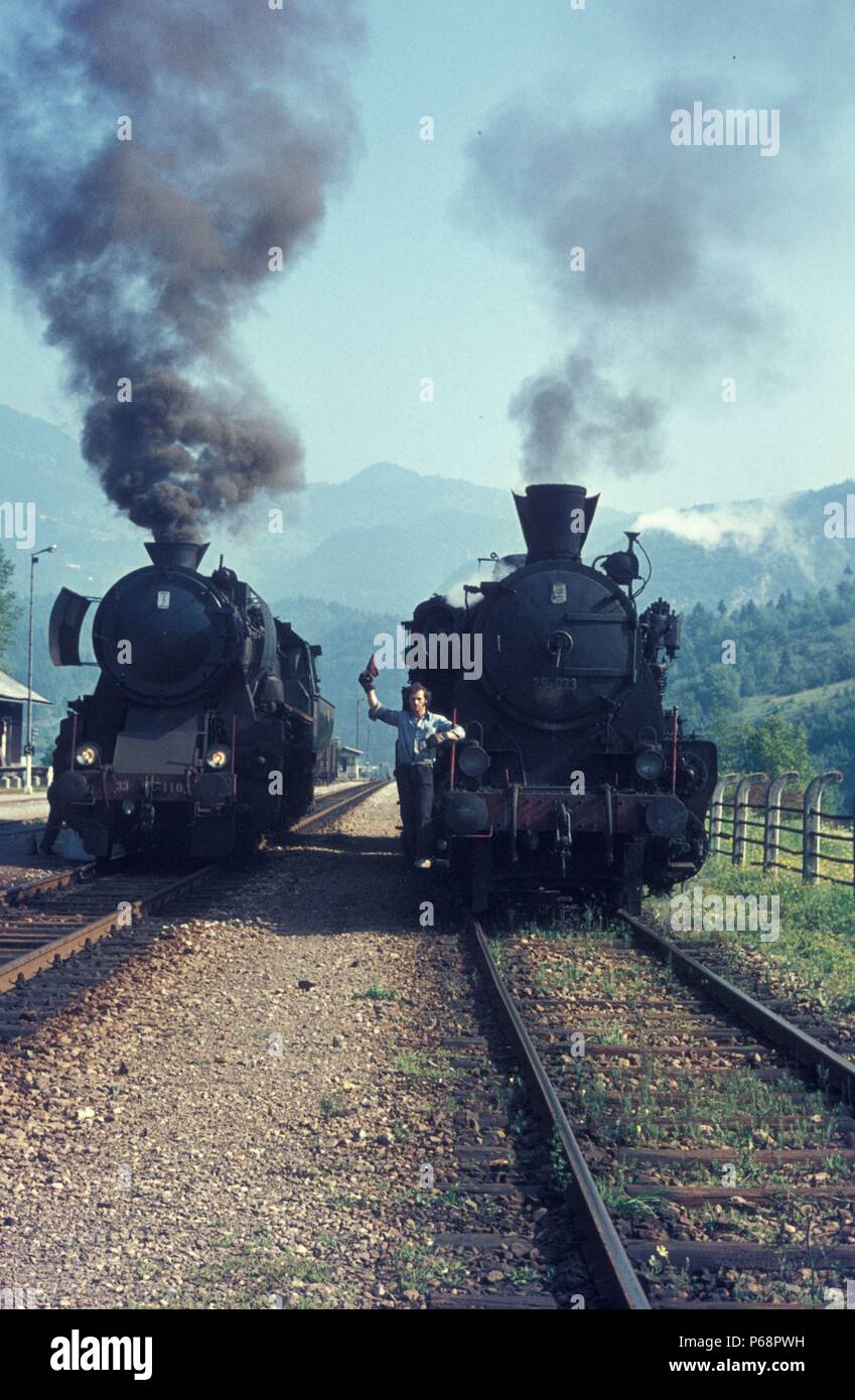 Zwei klassische Designs in der europäischen Eisenbahngeschichte bei der Arbeit in Slowenien im August 1972. Links ist eine der Deutschen Kriegslokomotiv (Krieg Motoren) und rechts Stockfoto