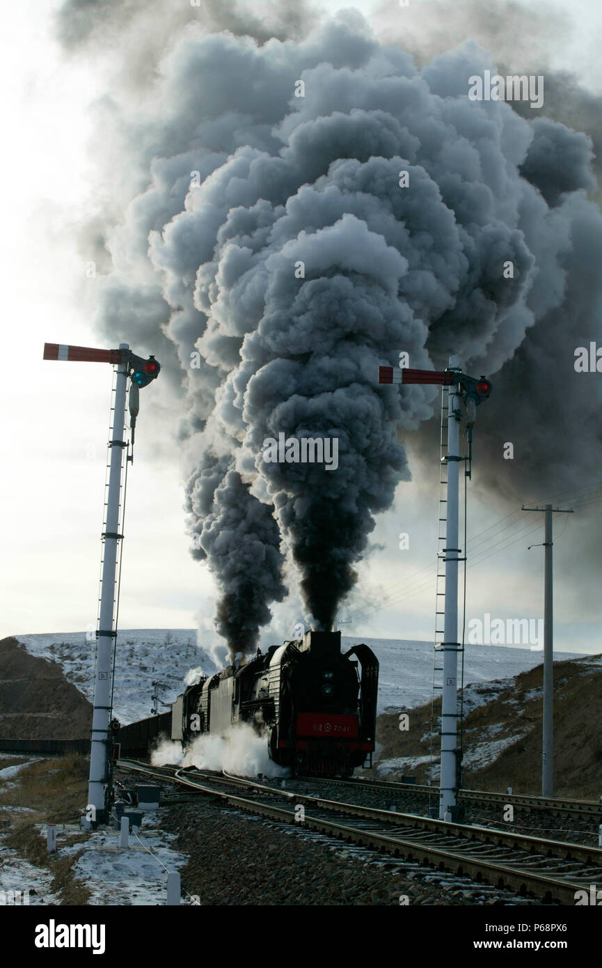 Zwei qj Hammer bis die Steigung in Xiakengzi Station und der Kreuzung Schleife mit einem Westen Fracht auf dem Jing Peng Abschnitt des Ji-Tong Eisenbahn in D Stockfoto