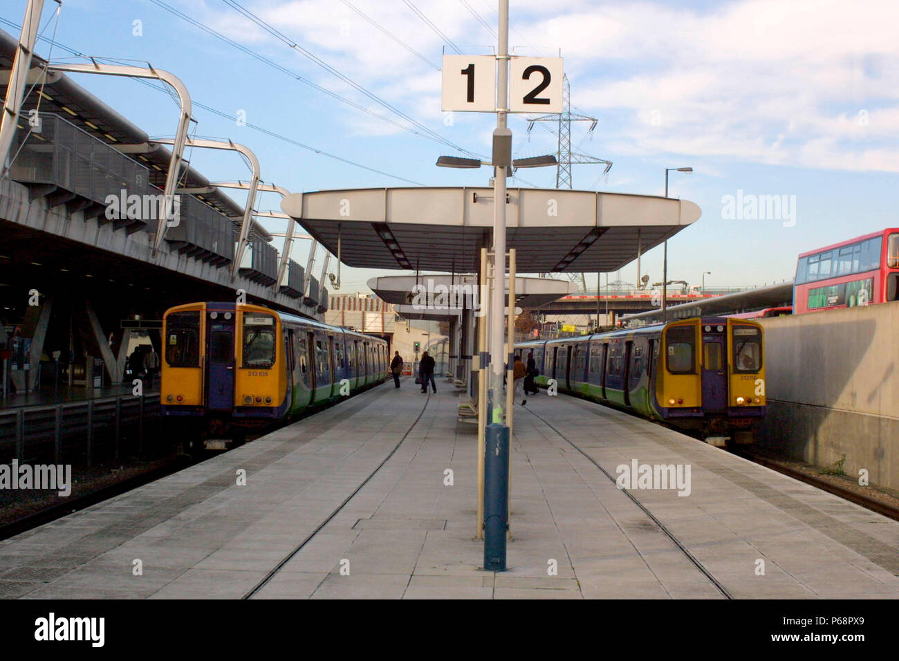 Zwei Silverlink Metro Züge sind hier auf der North London Line auf der Canning Town Station gesehen. 2004. Stockfoto