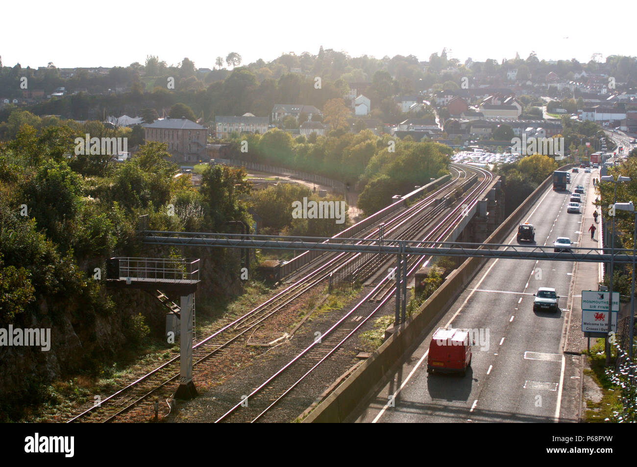 Ansicht von oben Eisenbahnbrücke am Chepstow in Richtung Bahnhof und Severn Tunnel Junction. Oktober 2004. Stockfoto