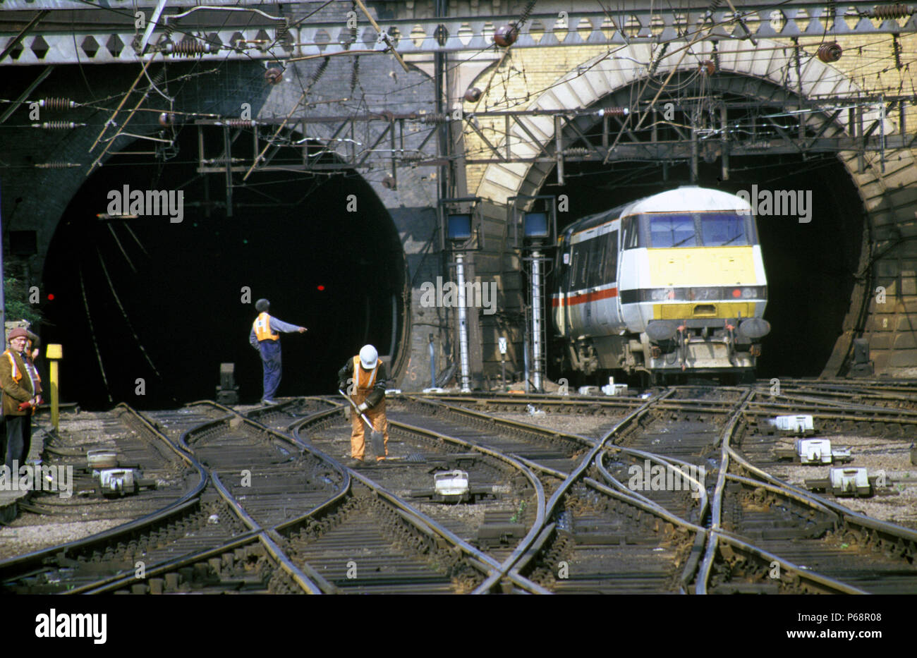 Blick von der Plattform Ende der Kings Cross Station zeigt einen HST-eingabe Gas Tunnel mit einem Anglo-schottischen Service und Wartung bein Stockfoto